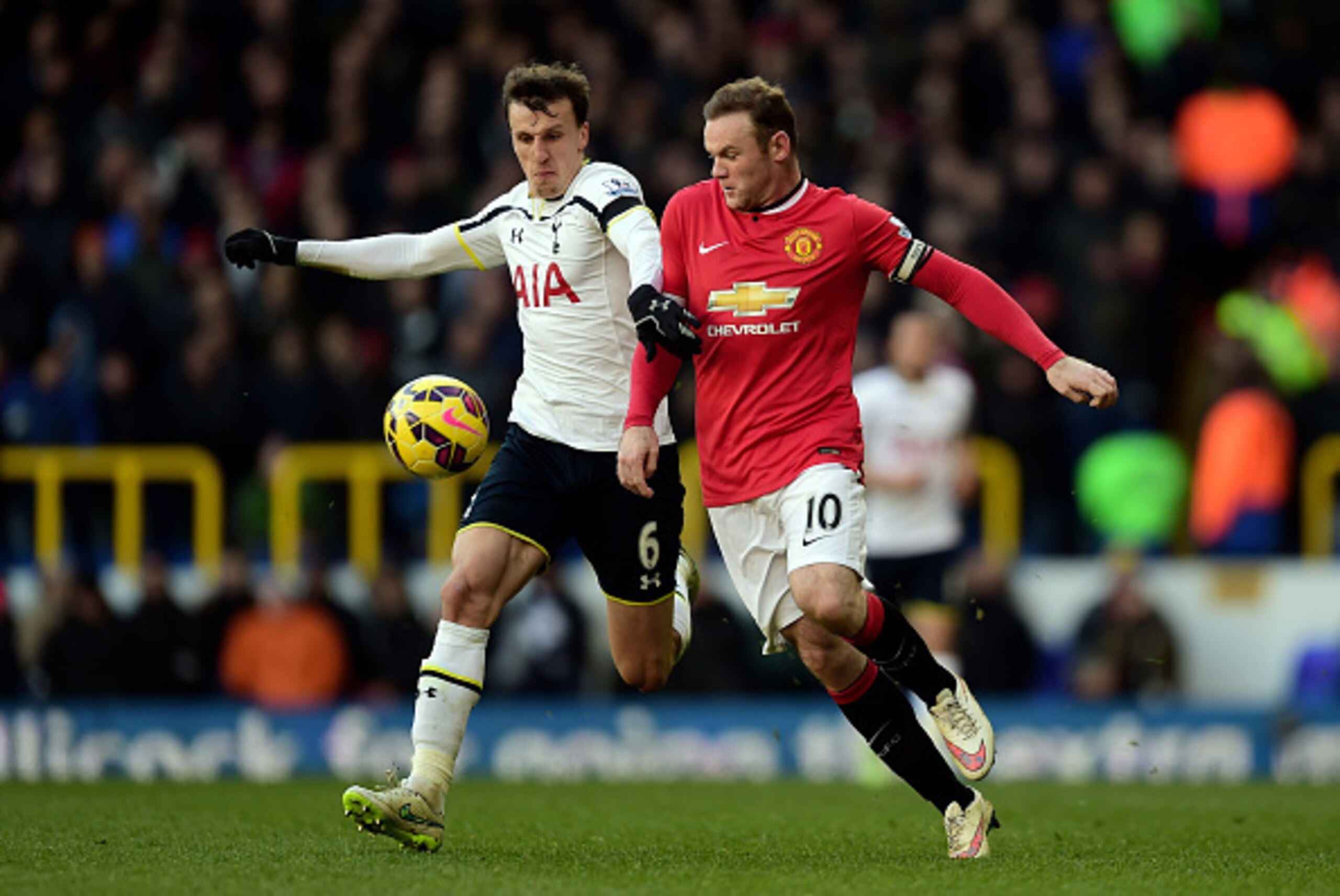 LONDON, ENGLAND - DECEMBER 28:  Vlad Chiriches of Spurs and Wayne Rooney of Manchester United compete for the ball during the Barclays Premier League match between Tottenham Hotspur and Manchester United at White Hart Lane on December 28, 2014 in London, 