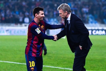 SAN SEBASTIAN, SPAIN - JANUARY 04:  Head coach David Moyes of Real Sociedad shakes hands with Lionel Messi of FC Barcelona at the end of the La Liga match between Real Sociedad de Futbol and FC Barcelona at Estadio Anoeta on January 4, 2015 in San Sebasti