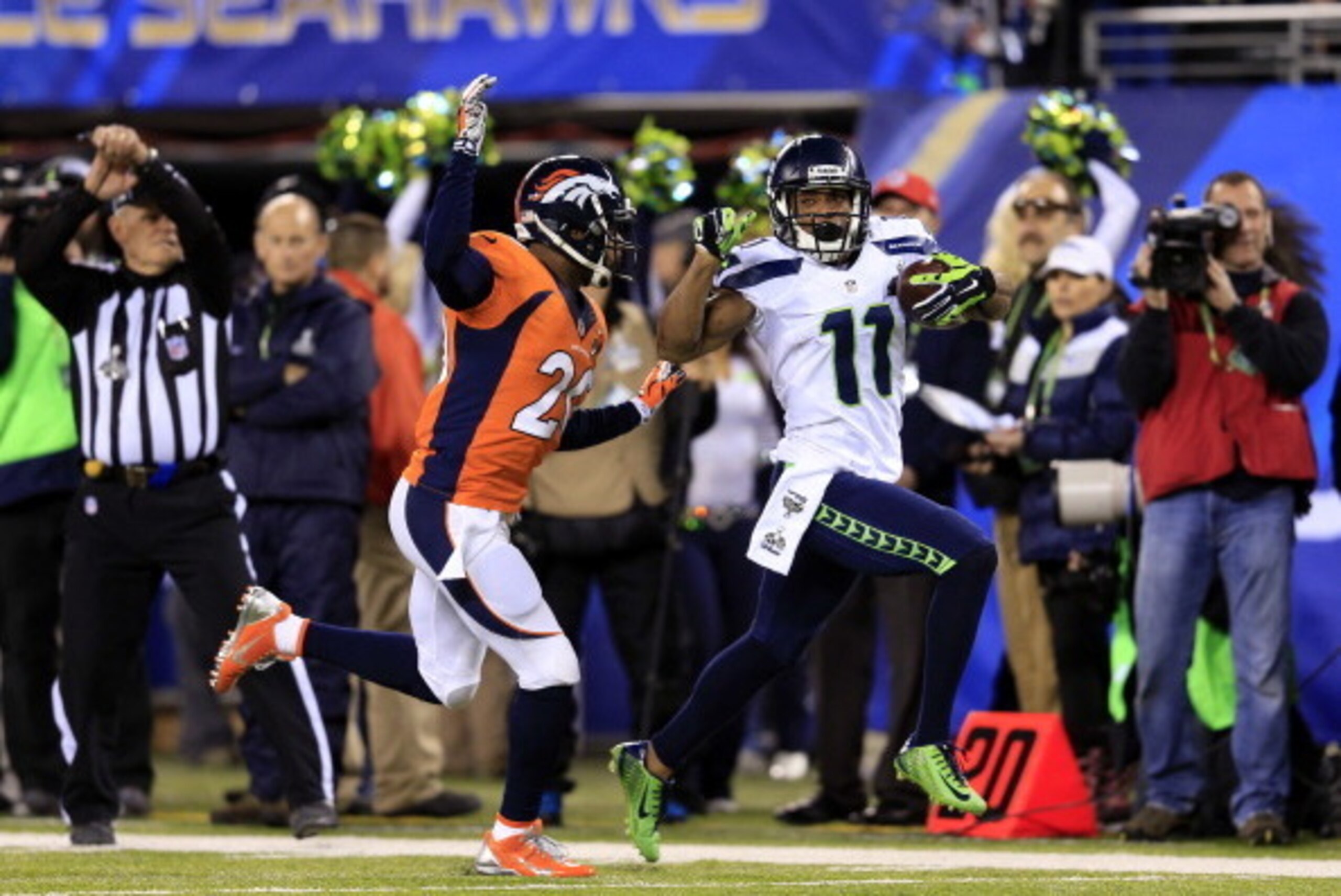 EAST RUTHERFORD, NJ - FEBRUARY 02:  Wide receiver Percy Harvin #11 of the Seattle Seahawks tries to avoid the tackle of strong safety Duke Ihenacho #33 of the Denver Broncos during Super Bowl XLVIII at MetLife Stadium on February 2, 2014 in East Rutherfor