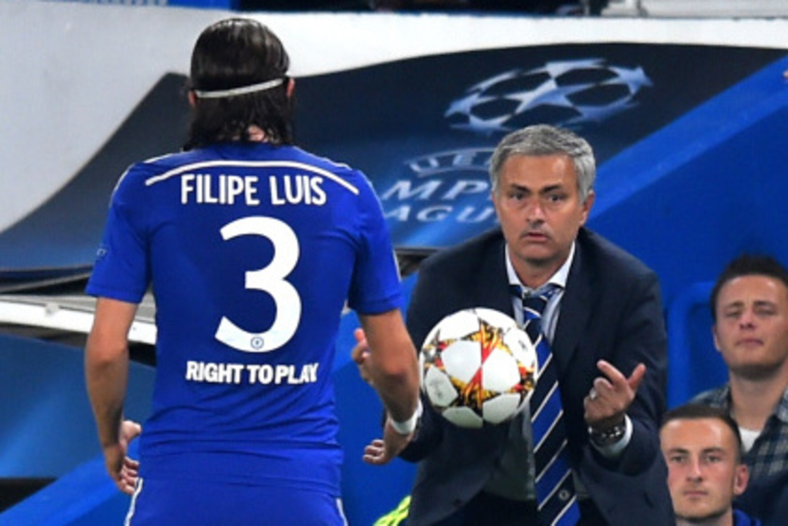 LONDON, ENGLAND - SEPTEMBER 17:  Jose Mourinho manager of Chelsea throws the ball back to Filipe Luis of Chelsea during the UEFA Champions League Group G match between Chelsea and FC Schalke 04 on September 17, 2014 in London, United Kingdom.  (Photo by M