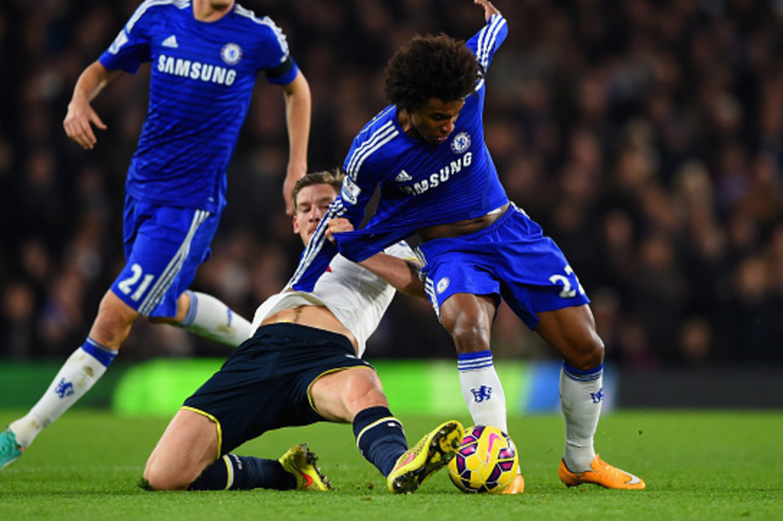 LONDON, ENGLAND - DECEMBER 03:  Jan Vertonghen of Spurs pulls on the shirt of Willian of Chelsea during the Barclays Premier League match between Chelsea and Tottenham Hotspur at Stamford Bridge on December 3, 2014 in London, England.  (Photo by Shaun Bot