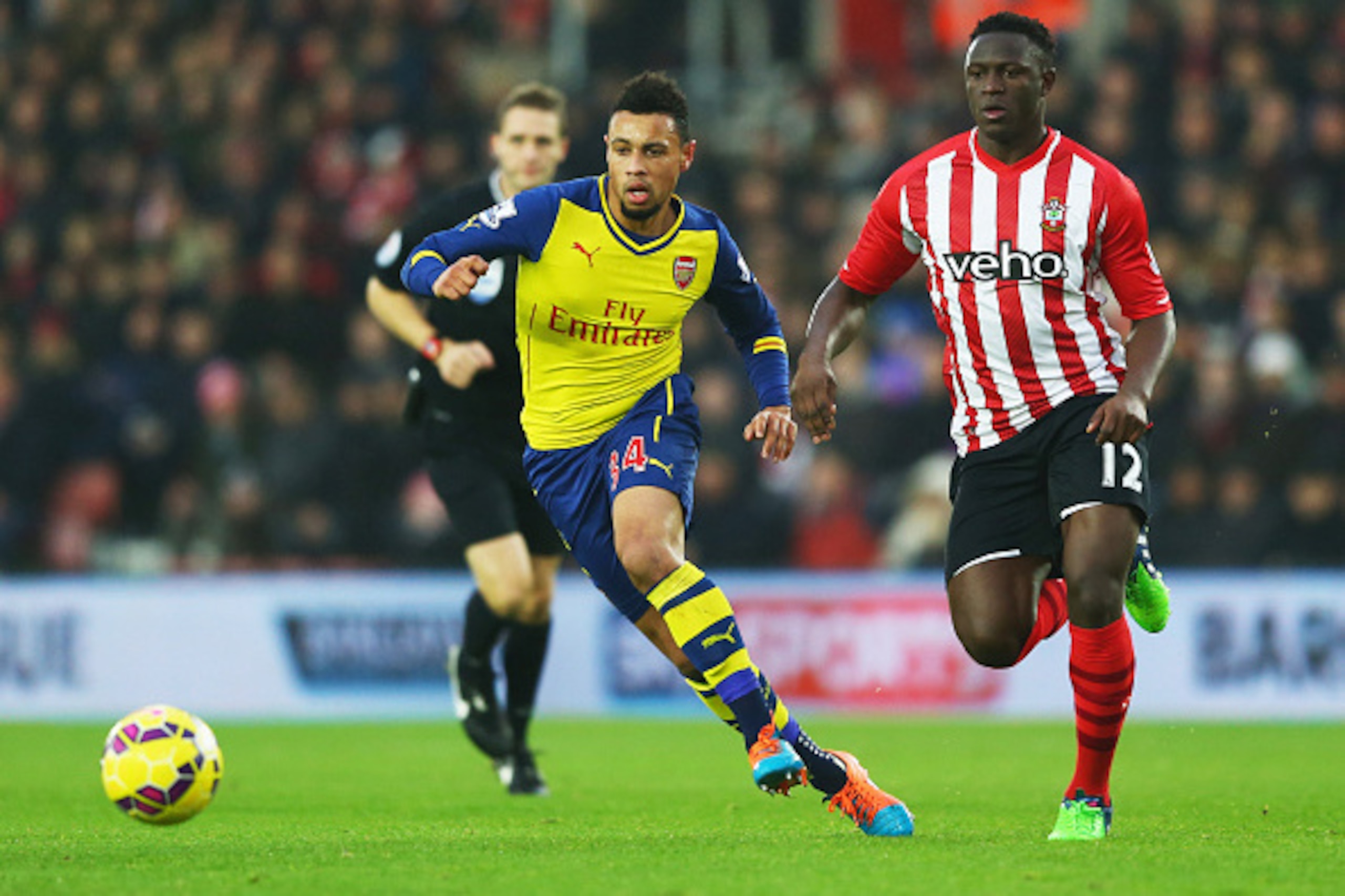 SOUTHAMPTON, ENGLAND - JANUARY 01:  Francis Coquelin of Arsenal evades Victor Wanyama of Southampton during the Barclays Premier League match between Southampton and Arsenal at St Mary's Stadium on January 1, 2015 in Southampton, England.  (Photo by Micha