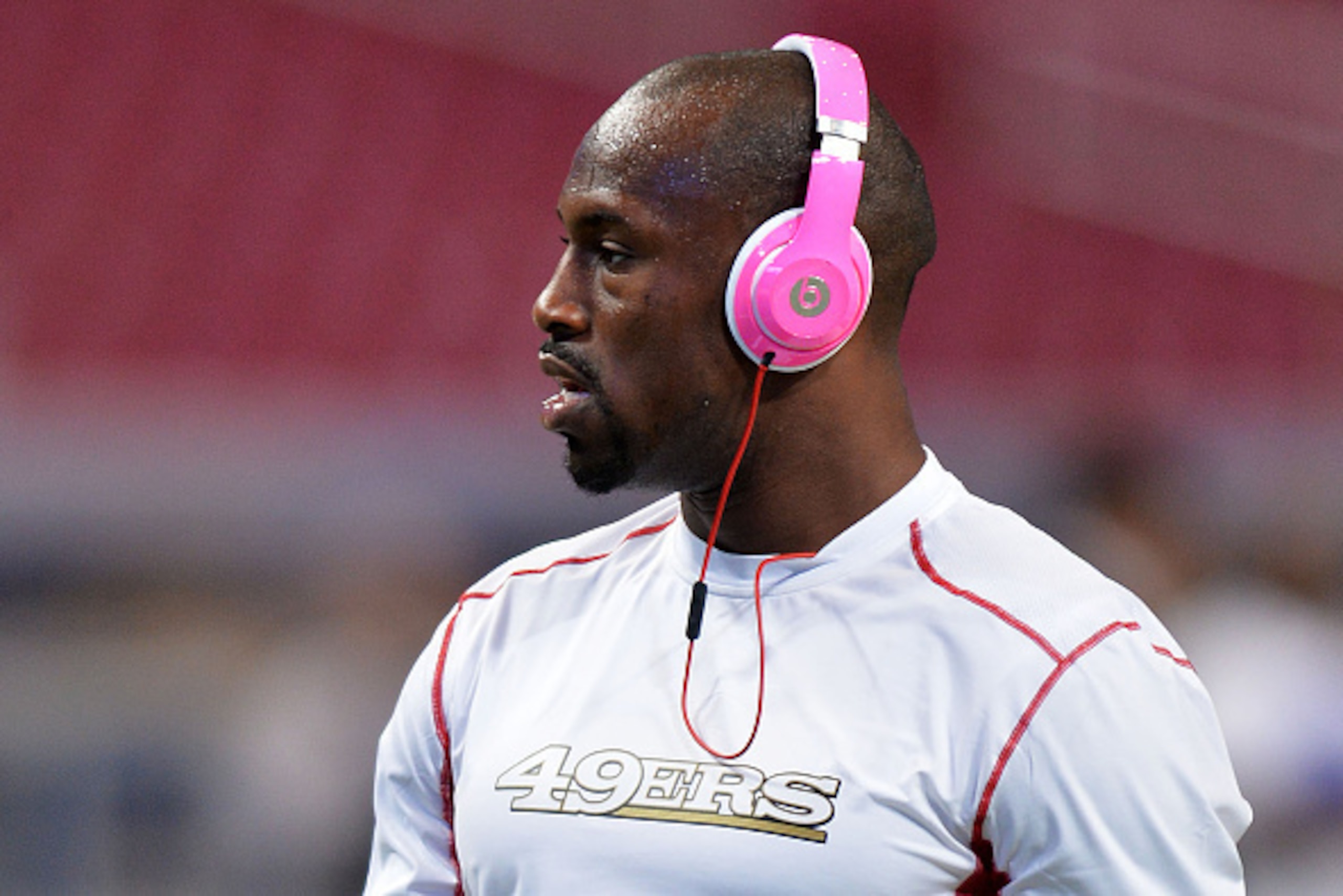 ST LOUIS, MO - OCTOBER 13:  Vernon Davis #85 of the San Francisco 49ers wears 'Beats by Dre' earphones prior to their game against the St. Louis Rams at Edward Jones Dome on October 13, 2014 in St Louis, Missouri.  (Photo by Michael Thomas/Getty Images)