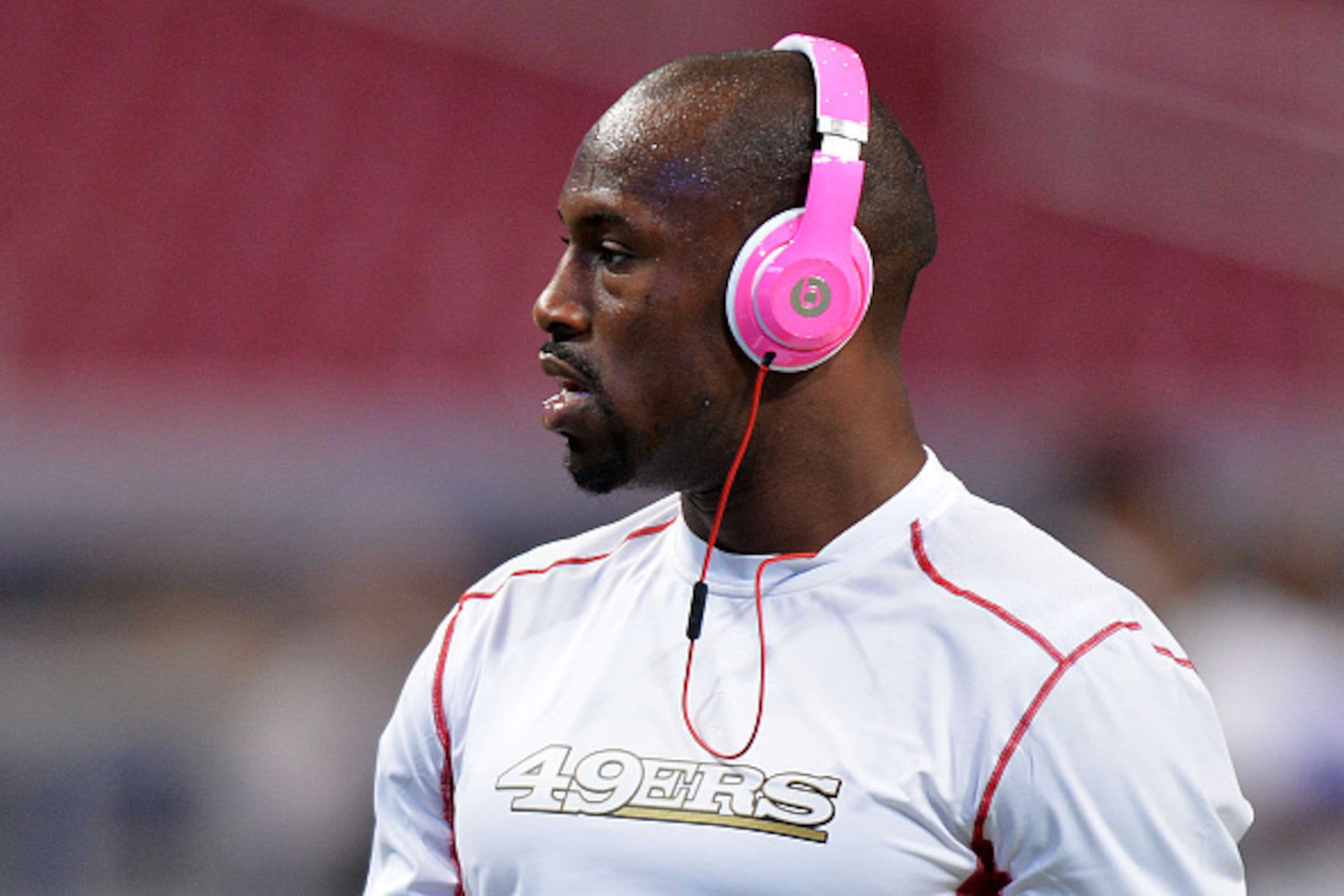 ST LOUIS, MO - OCTOBER 13:  Vernon Davis #85 of the San Francisco 49ers wears 'Beats by Dre' earphones prior to their game against the St. Louis Rams at Edward Jones Dome on October 13, 2014 in St Louis, Missouri.  (Photo by Michael Thomas/Getty Images)