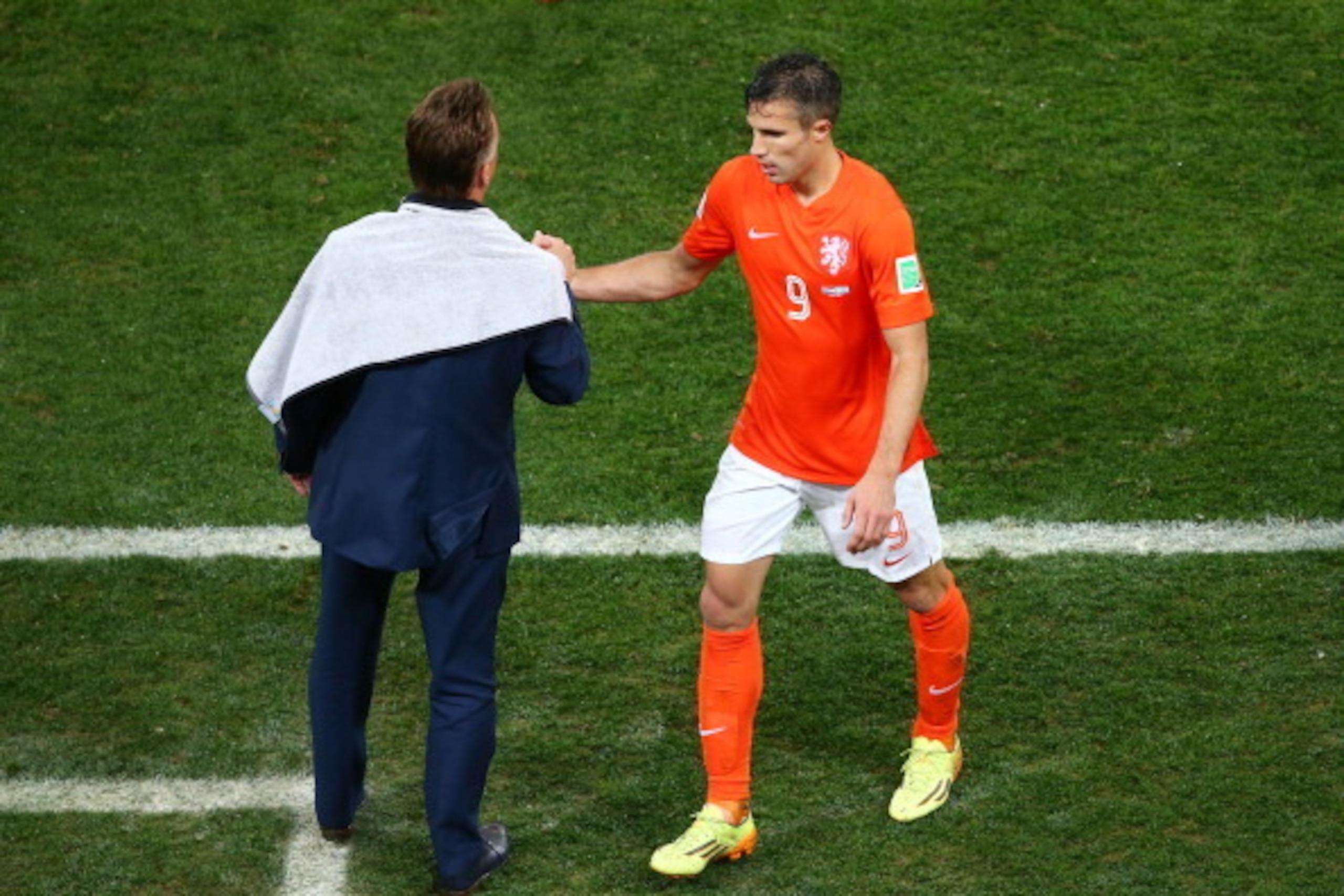 SAO PAULO, BRAZIL - JULY 09:  Head coach Louis van Gaal of the Netherlands shakes hands with Robin van Persie as he exits the game during the 2014 FIFA World Cup Brazil Semi Final match between the Netherlands and Argentina at Arena de Sao Paulo on July 9