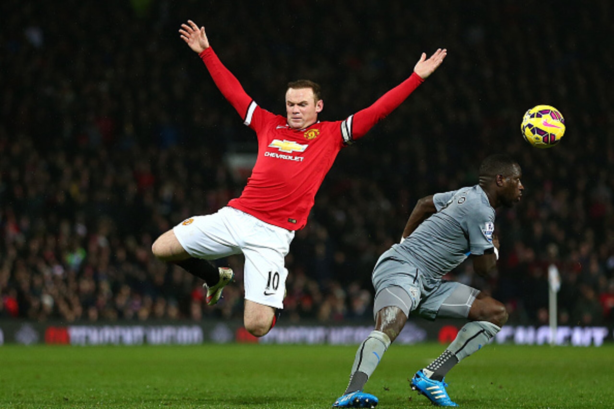 MANCHESTER, ENGLAND - DECEMBER 26:  Wayne Rooney of Manchester United tangles with Moussa Sissoko of Newcastle United during the Barclays Premier League match between Manchester United and Newcastle United at Old Trafford on December 26, 2014 in Mancheste