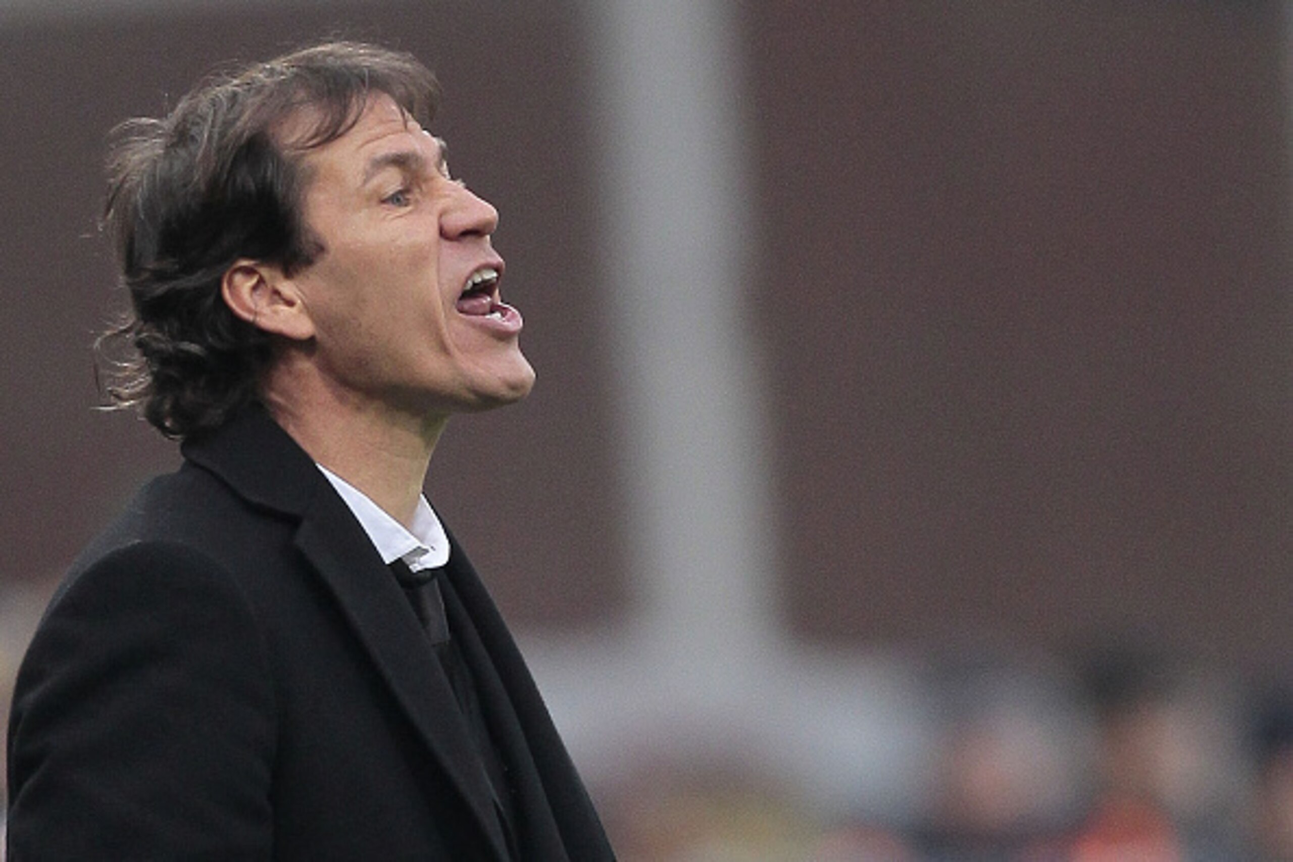 GENOA, ITALY - DECEMBER 14: Rudi Garcia manager of AS Roma gives instructions during the Serie A match between Genoa CFC and AS Roma at Stadio Luigi Ferraris on December 14, 2014 in Genoa, Italy.  (Photo by Gabriele Maltinti/Getty Images)