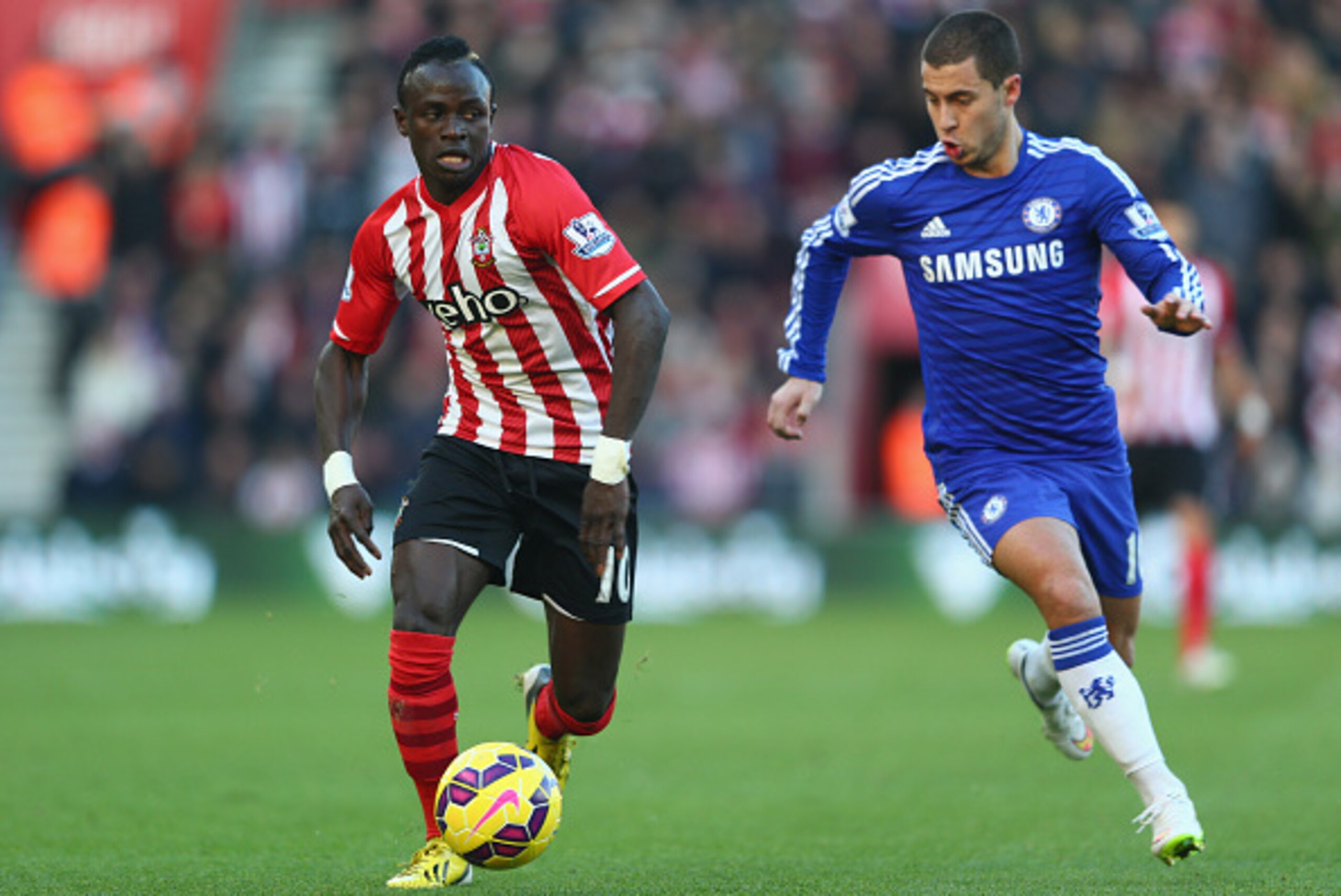 SOUTHAMPTON, ENGLAND - DECEMBER 28: Sadio Mane (L) of Southampton is tracked by Eden Hazard of Chelsea during the Barclays Premier League match between Southampton and Chelsea at St Mary's Stadium on December 28, 2014 in Southampton, England. (Photo by SOUTHAMPTON, ENGLAND - DECEMBER 28: Sadio Mane (L) of Southampton is tracked by Eden Hazard of Chelsea during the Barclays Premier League match between Southampton and Chelsea at St Mary's Stadium on December 28, 2014 in Southampton, England. (Photo by