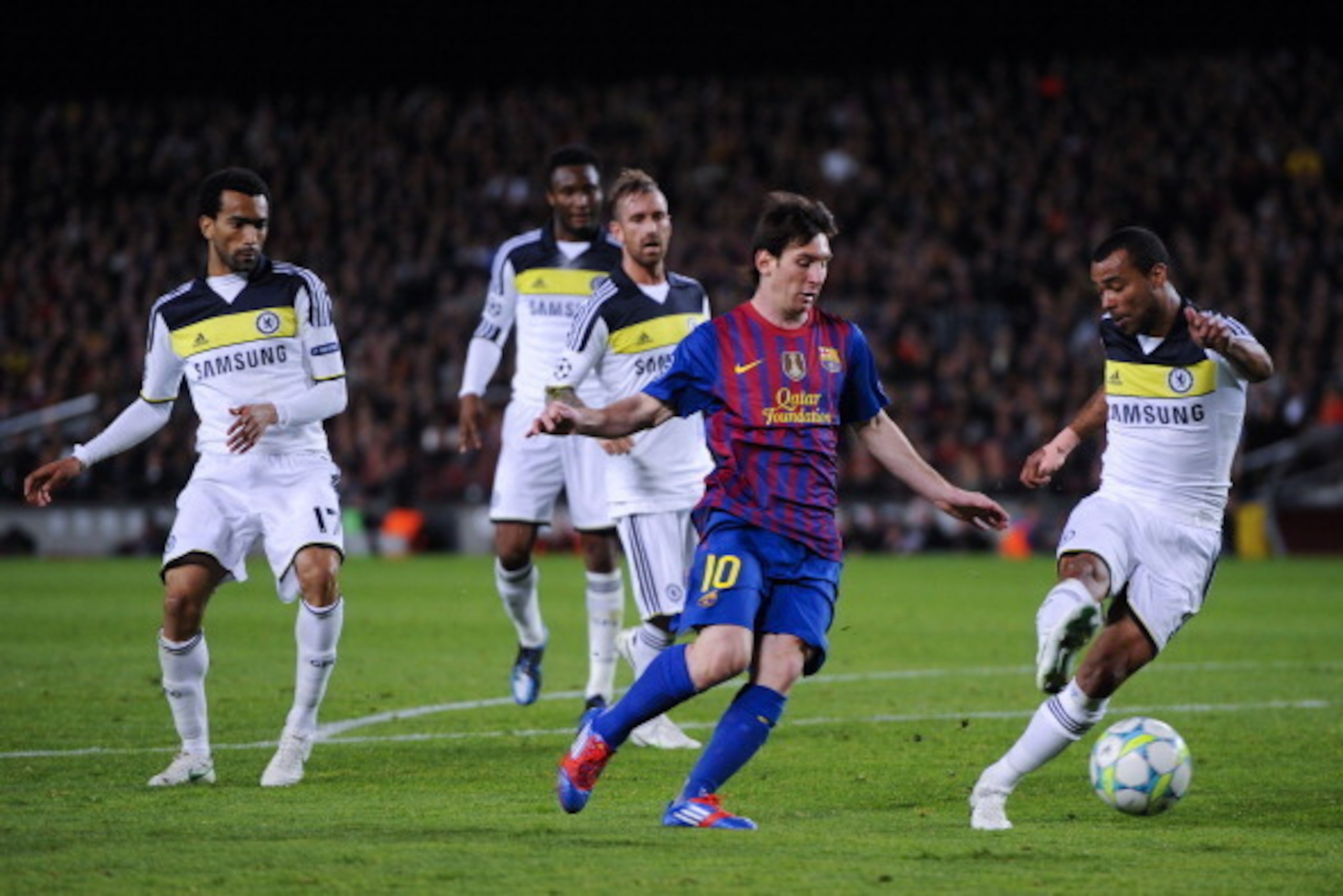 BARCELONA, SPAIN - APRIL 24: Lionel Messi of FC Barcelona (C) duels for the ball with Ashley Cole of Chelsea (R) during the UEFA Champions League Semi Final, second leg match between FC Barcelona and Chelsea FC at Camp Nou on April 24, 2012 in Barcelona, BARCELONA, SPAIN - APRIL 24: Lionel Messi of FC Barcelona (C) duels for the ball with Ashley Cole of Chelsea (R) during the UEFA Champions League Semi Final, second leg match between FC Barcelona and Chelsea FC at Camp Nou on April 24, 2012 in Barcelona,