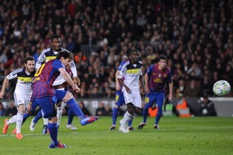 BARCELONA, SPAIN - APRIL 24:  Lionel Messi of FC Barcelona takes a penalty and misses during the UEFA Champions League Semi Final, second leg match between FC Barcelona and Chelsea FC at Camp Nou on April 24, 2012 in Barcelona, Spain.  (Photo by David Ram
