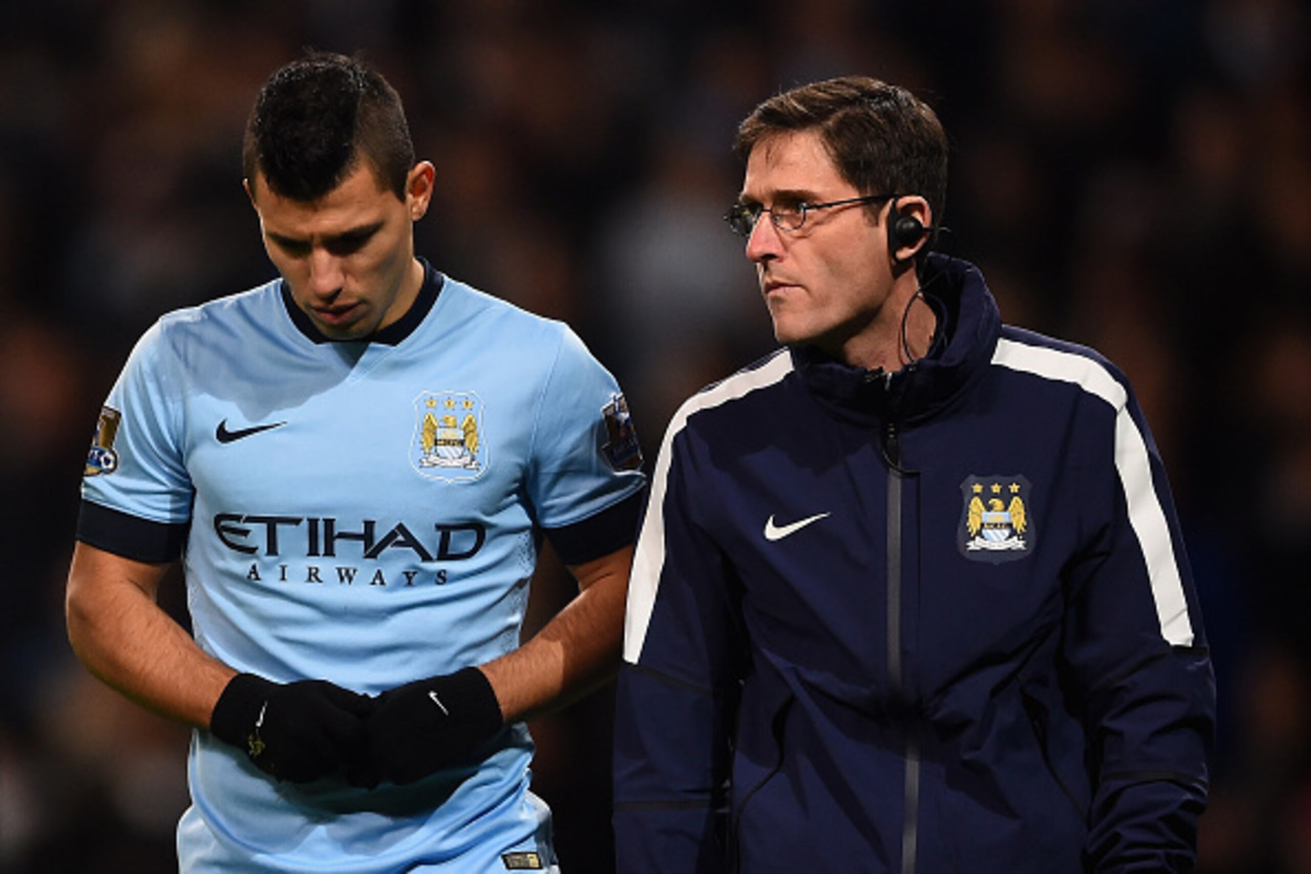 MANCHESTER, ENGLAND - DECEMBER 06:  Sergio Aguero of Manchester City leaves the field injured during the Barclays Premier League match between Manchester City and Everton at Etihad Stadium on December 6, 2014 in Manchester, England.  (Photo by Laurence Gr