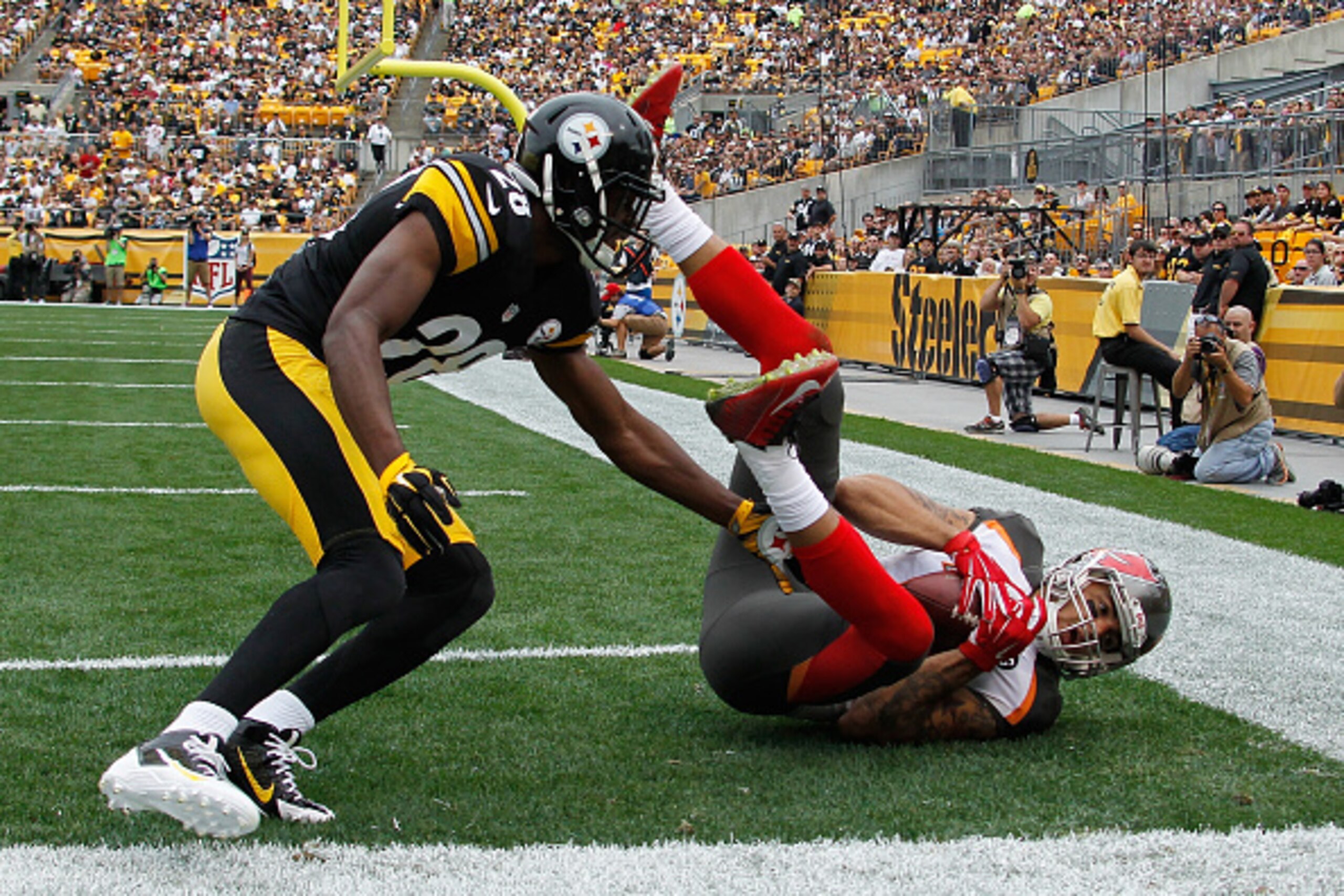 PITTSBURGH, PA - SEPTEMBER 28:  Mike Evans #13 of the Tampa Bay Buccaneers makes a touchdown catch in front of Cortez Allen #28 of the Pittsburgh Steelers during the first quarter at Heinz Field on September 28, 2014 in Pittsburgh, Pennsylvania.  (Photo b