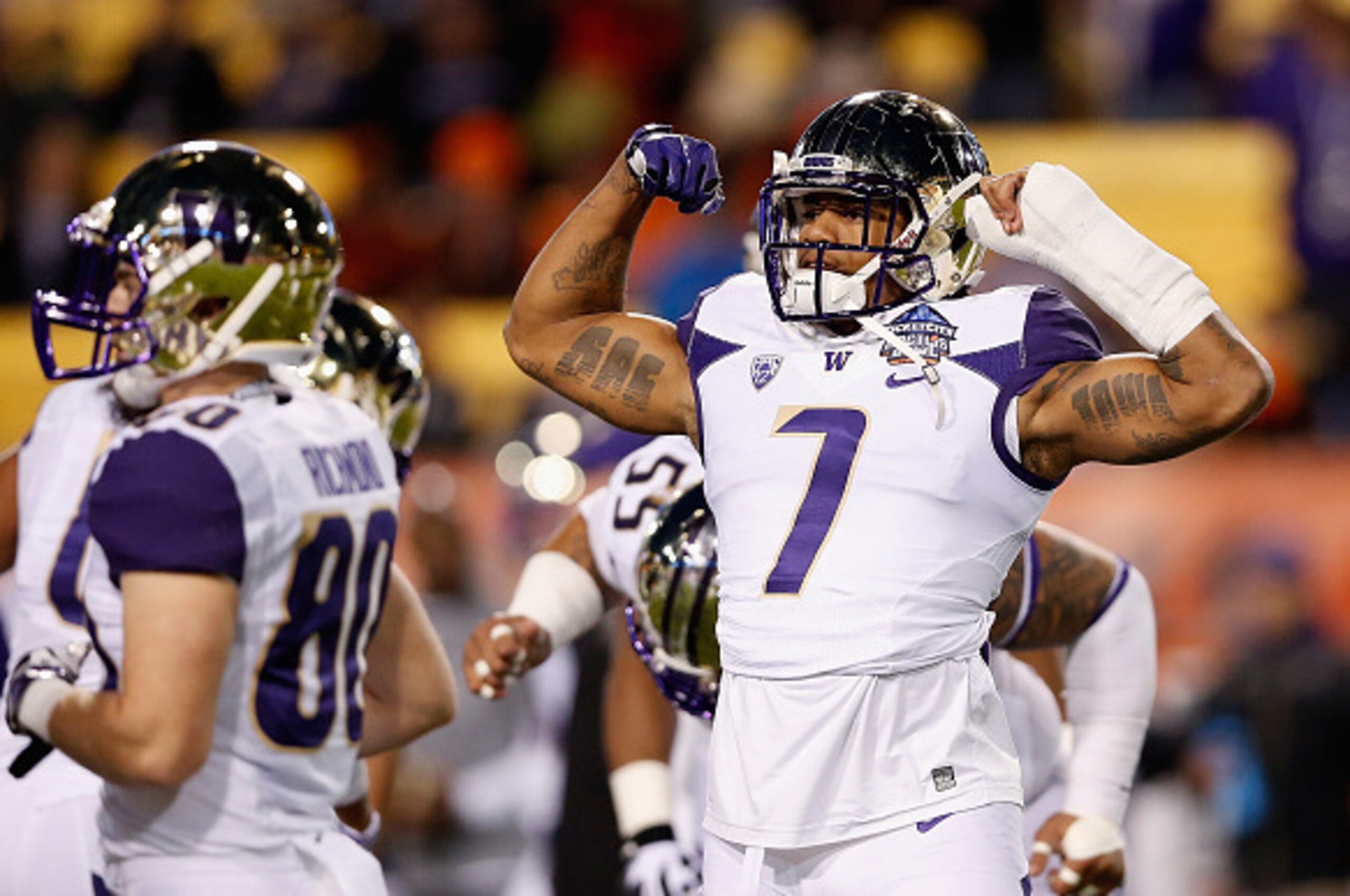 TEMPE, AZ - JANUARY 02:  Linebacker Shaq Thompson #7 of the Washington Huskies flexes as he warms up before the TicketCity Cactus Bowl against the Oklahoma State Cowboys at Sun Devil Stadium on January 2, 2015 in Tempe, Arizona.  (Photo by Christian Peter