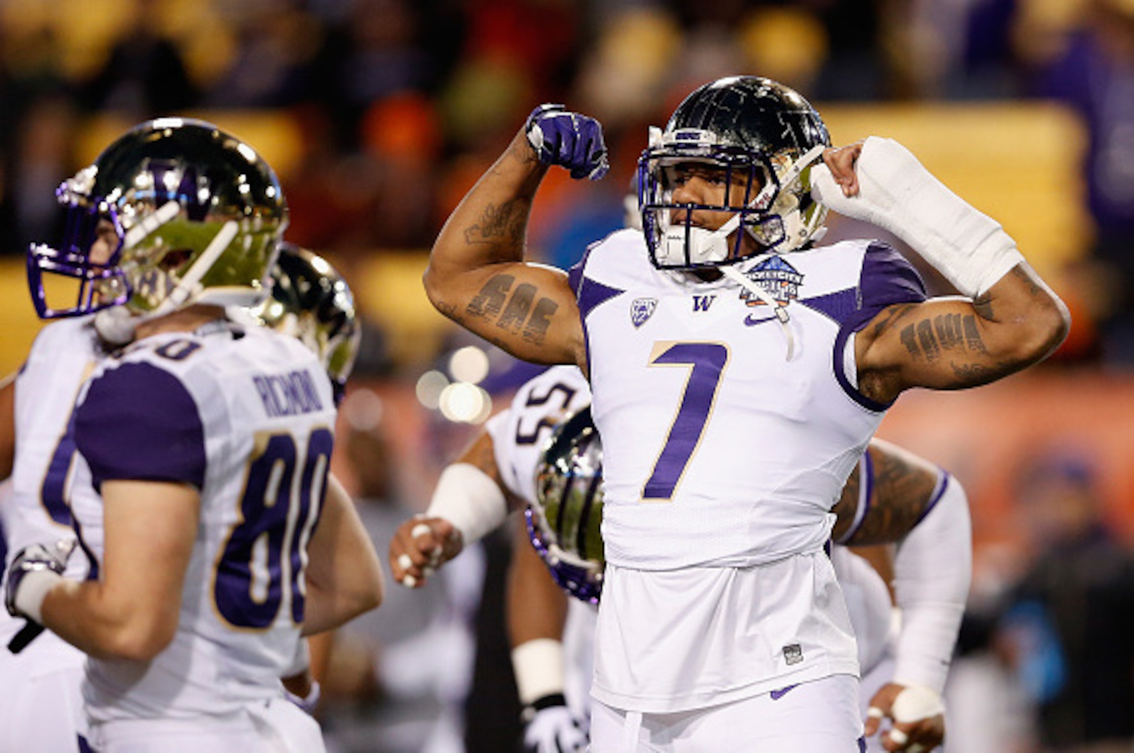 TEMPE, AZ - JANUARY 02: Linebacker Shaq Thompson #7 of the Washington Huskies flexes as he warms up before the TicketCity Cactus Bowl against the Oklahoma State Cowboys at Sun Devil Stadium on January 2, 2015 in Tempe, Arizona. (Photo by Christian Peter TEMPE, AZ - JANUARY 02: Linebacker Shaq Thompson #7 of the Washington Huskies flexes as he warms up before the TicketCity Cactus Bowl against the Oklahoma State Cowboys at Sun Devil Stadium on January 2, 2015 in Tempe, Arizona. (Photo by Christian Peter