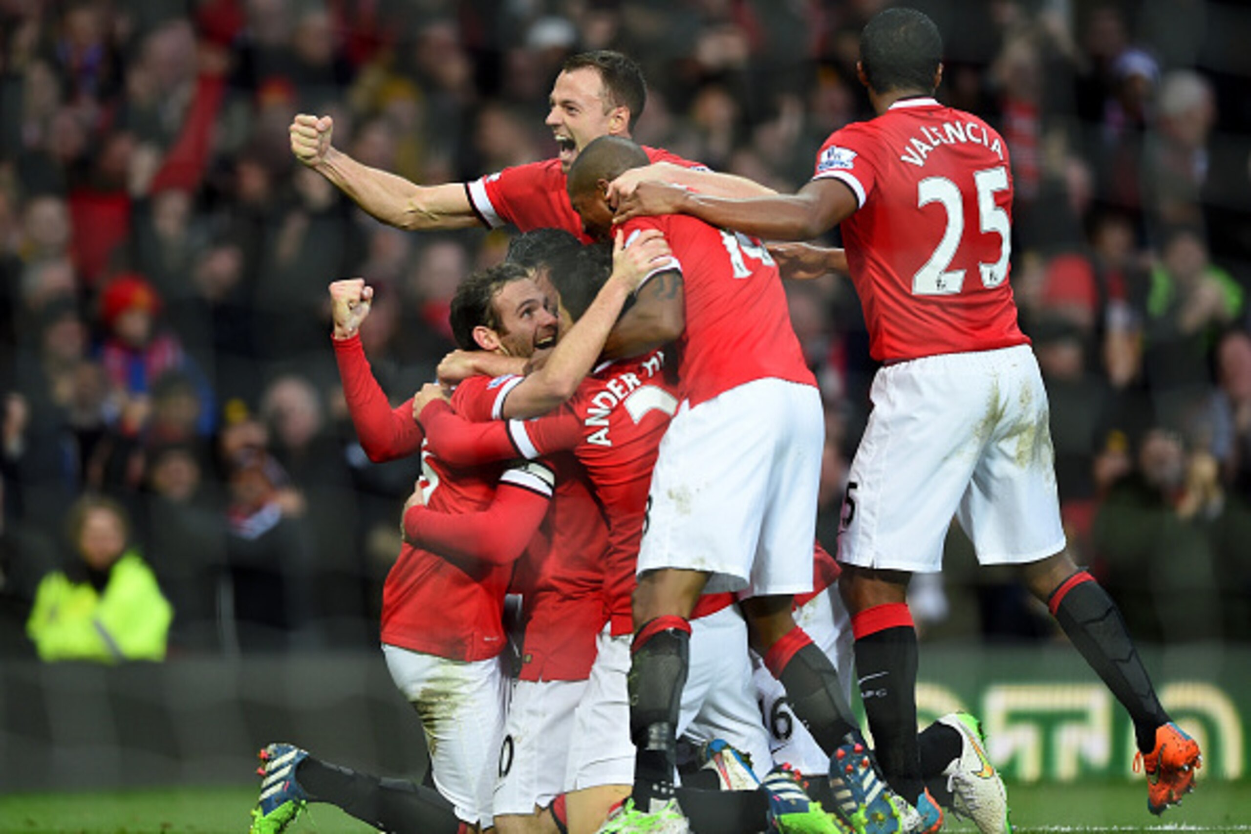 MANCHESTER, ENGLAND - DECEMBER 14: Robin van Persie of Manchester United celebrates scoring the third goal with his team-mates during the Barclays Premier League match between Manchester United and Liverpool at Old Trafford on December 14, 2014 in Manche MANCHESTER, ENGLAND - DECEMBER 14: Robin van Persie of Manchester United celebrates scoring the third goal with his team-mates during the Barclays Premier League match between Manchester United and Liverpool at Old Trafford on December 14, 2014 in Manche