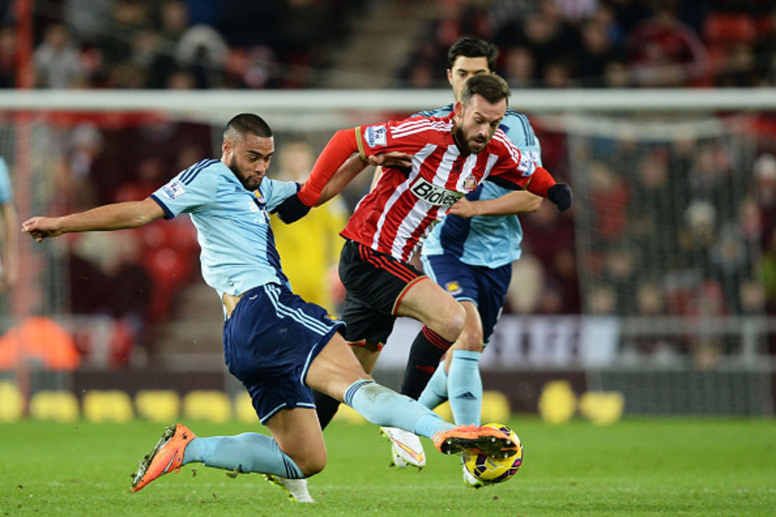 SUNDERLAND, ENGLAND - DECEMBER 13:  Steven Fletcher of Sunderland is tackled by Winston Reid of West Ham during the Barclays Premier League match between Sunderland and West Ham United at Stadium of Light on December 13, 2014 in Sunderland, England.  (Pho