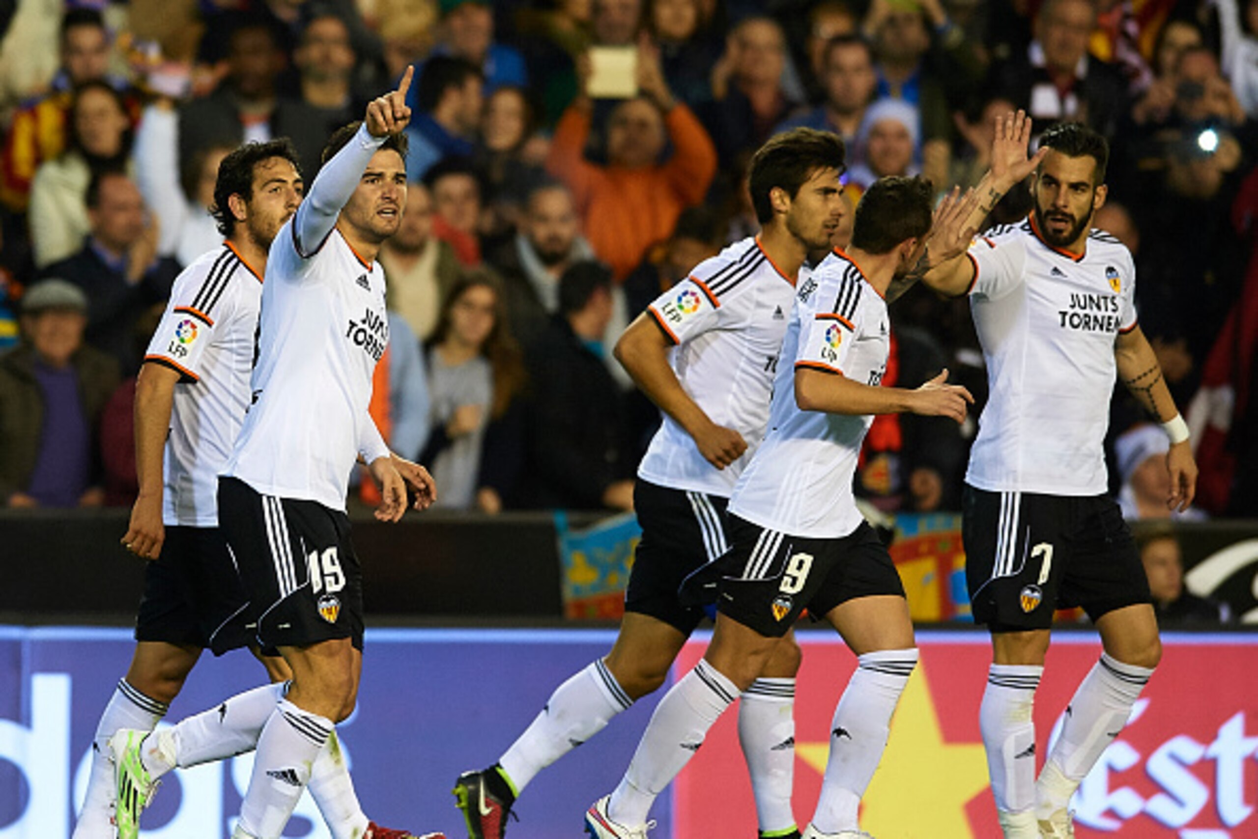 VALENCIA, SPAIN - JANUARY 04: Antonio Barragan (2L) of Valencia celebrates after scoring with his teammates during the La Liga match between Valencia CF and Real Madrid CF at Estadi de Mestalla on January 4, 2015 in Valencia, Spain. (Photo by Manuel Que VALENCIA, SPAIN - JANUARY 04: Antonio Barragan (2L) of Valencia celebrates after scoring with his teammates during the La Liga match between Valencia CF and Real Madrid CF at Estadi de Mestalla on January 4, 2015 in Valencia, Spain. (Photo by Manuel Que
