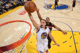 OAKLAND, CA - JANUARY 2: Stephen Curry #30 of the Golden State Warriors dunks against the Toronto Raptors on January 2, 2015 at Oracle Arena in Oakland, California. NOTE TO USER: User expressly acknowledges and agrees that, by downloading and or using thi