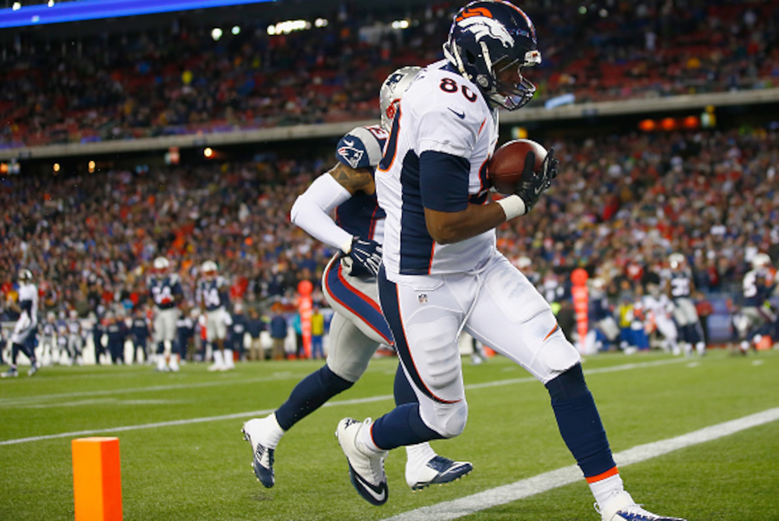 FOXBORO, MA - NOVEMBER 02:  Julius Thomas #80 of the Denver Broncos scores a touchdown during the third quarter against the New England Patriots at Gillette Stadium on November 2, 2014 in Foxboro, Massachusetts.  (Photo by Jared Wickerham/Getty Images)