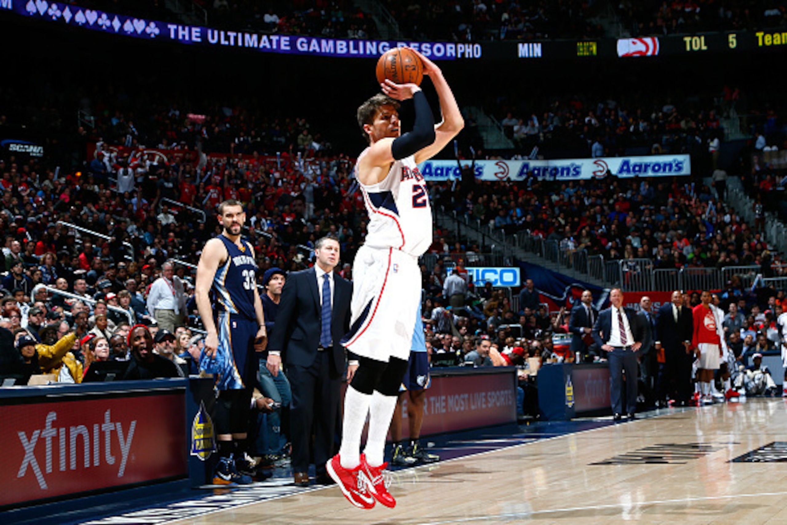 ATLANTA, GA - JANUARY 07: Kyle Korver #26 of the Atlanta Hawks shoots a three-point basket against the Memphis Grizzlies at Philips Arena on January 7, 2015 in Atlanta, Georgia. NOTE TO USER: User expressly acknowledges and agrees that, by downloading a ATLANTA, GA - JANUARY 07: Kyle Korver #26 of the Atlanta Hawks shoots a three-point basket against the Memphis Grizzlies at Philips Arena on January 7, 2015 in Atlanta, Georgia. NOTE TO USER: User expressly acknowledges and agrees that, by downloading a