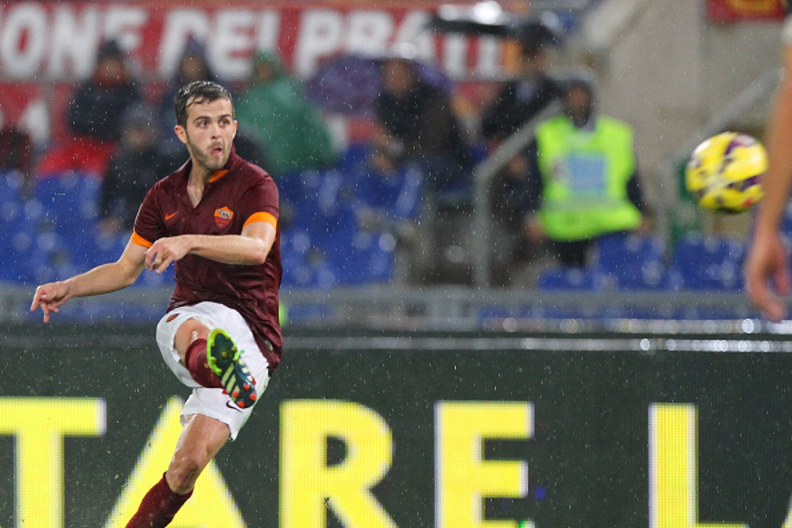 ROME, ITALY - NOVEMBER 30:  Miralem Pjanic of AS Roma scores the fourth team's goal during the Serie A match between AS Roma and FC Internazionale Milano at Stadio Olimpico on November 30, 2014 in Rome, Italy.  (Photo by Paolo Bruno/Getty Images)