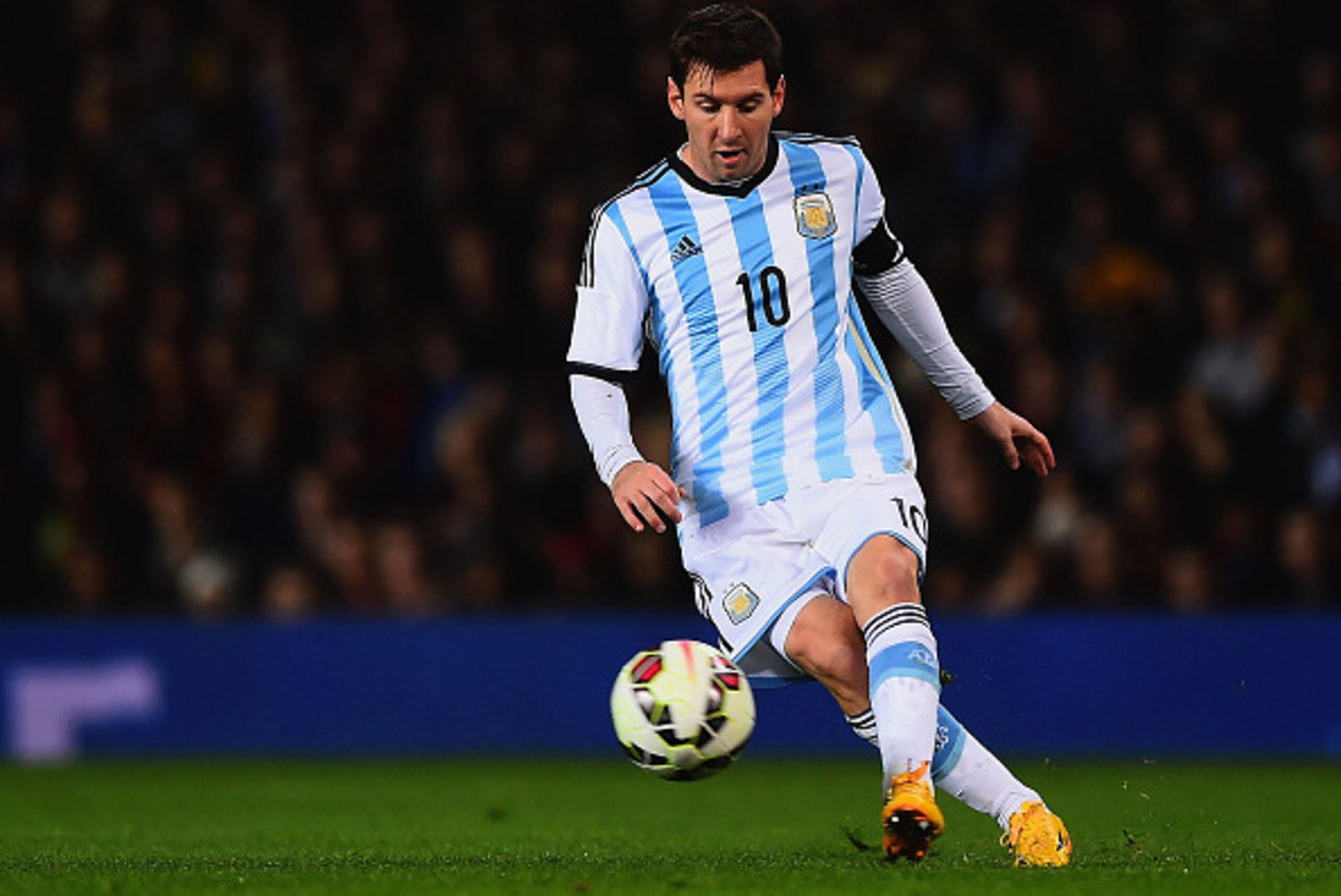 MANCHESTER, ENGLAND - NOVEMBER 18:  Lionel Messi of Argentina on the ball during the International Friendly between Argentina and Portugal at Old Trafford on November 18, 2014 in Manchester, England.  (Photo by Laurence Griffiths/Getty Images)