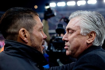 MADRID, SPAIN - JANUARY 07: head coach Diego Pablo Simeone (L) of Atletico de Madrid embraces head coach Carlo Ancelotti (R) of Real Madrid CF during the Copa del Rey Round of 16  first leg match between Club Atletico de Madrid and Real Madrid CF at Vicen