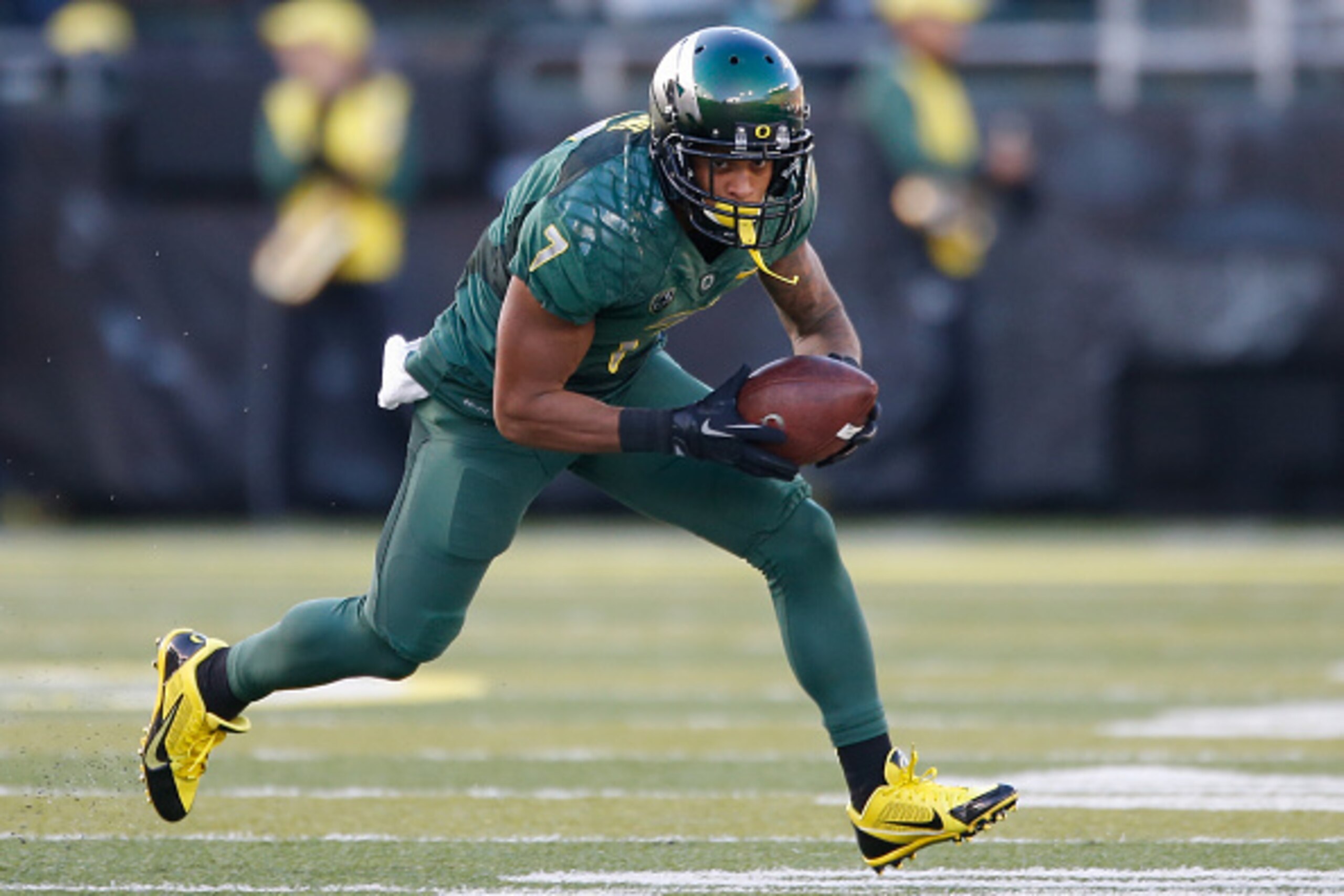 EUGENE, OR - NOVEMBER 22:  Wide receiver Keanon Lowe #7 of the Oregon Ducks rushes against the Colorado Buffaloes at Autzen Stadium on November 22, 2014 in Eugene, Oregon.  (Photo by Otto Greule Jr/Getty Images)