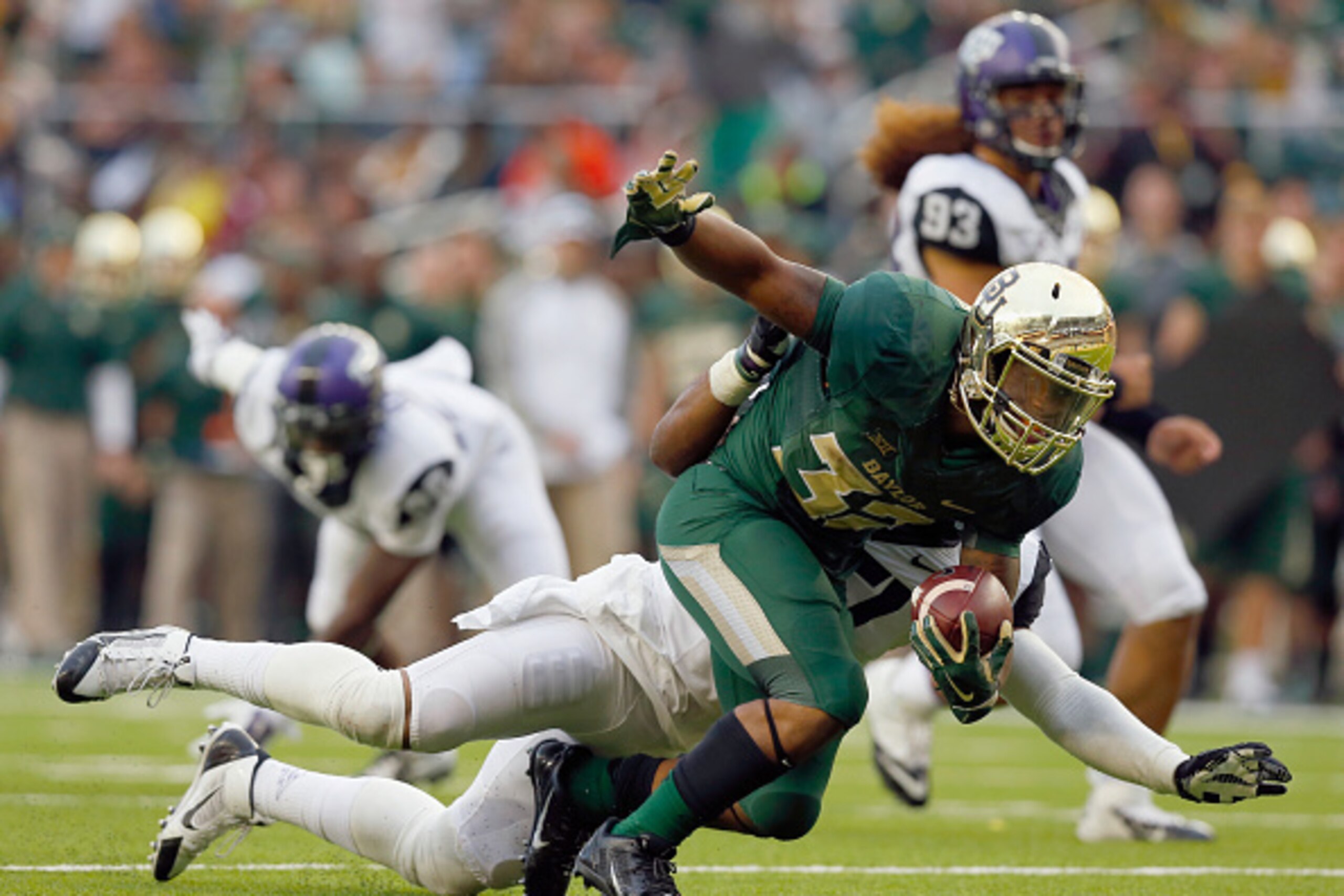 WACO, TX - OCTOBER 11:  Shock Linwood #32 of the Baylor Bears carries the ball against Sam Carter #17 of the TCU Horned Frogs in the second half at McLane Stadium on October 11, 2014 in Waco, Texas.  (Photo by Tom Pennington/Getty Images)