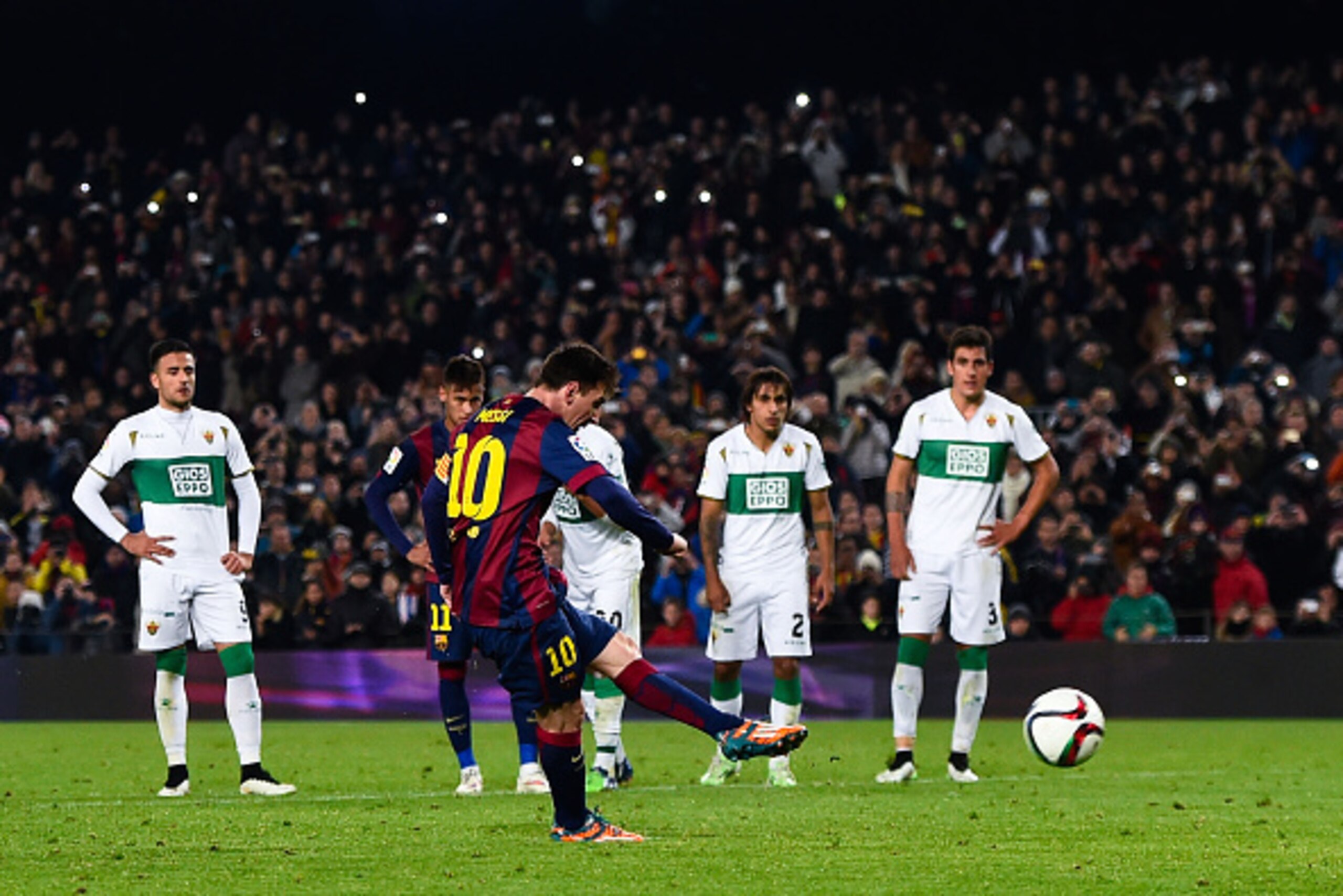 BARCELONA, SPAIN - JANUARY 08:  Lionel Messi of FC Barcelona scores his team's third goal during the Copa del Rey Round of 16 First Leg match between FC Barcelona and Elche CF at Camp Nou on January 8, 2015 in Barcelona, Spain.  (Photo by David Ramos/Gett