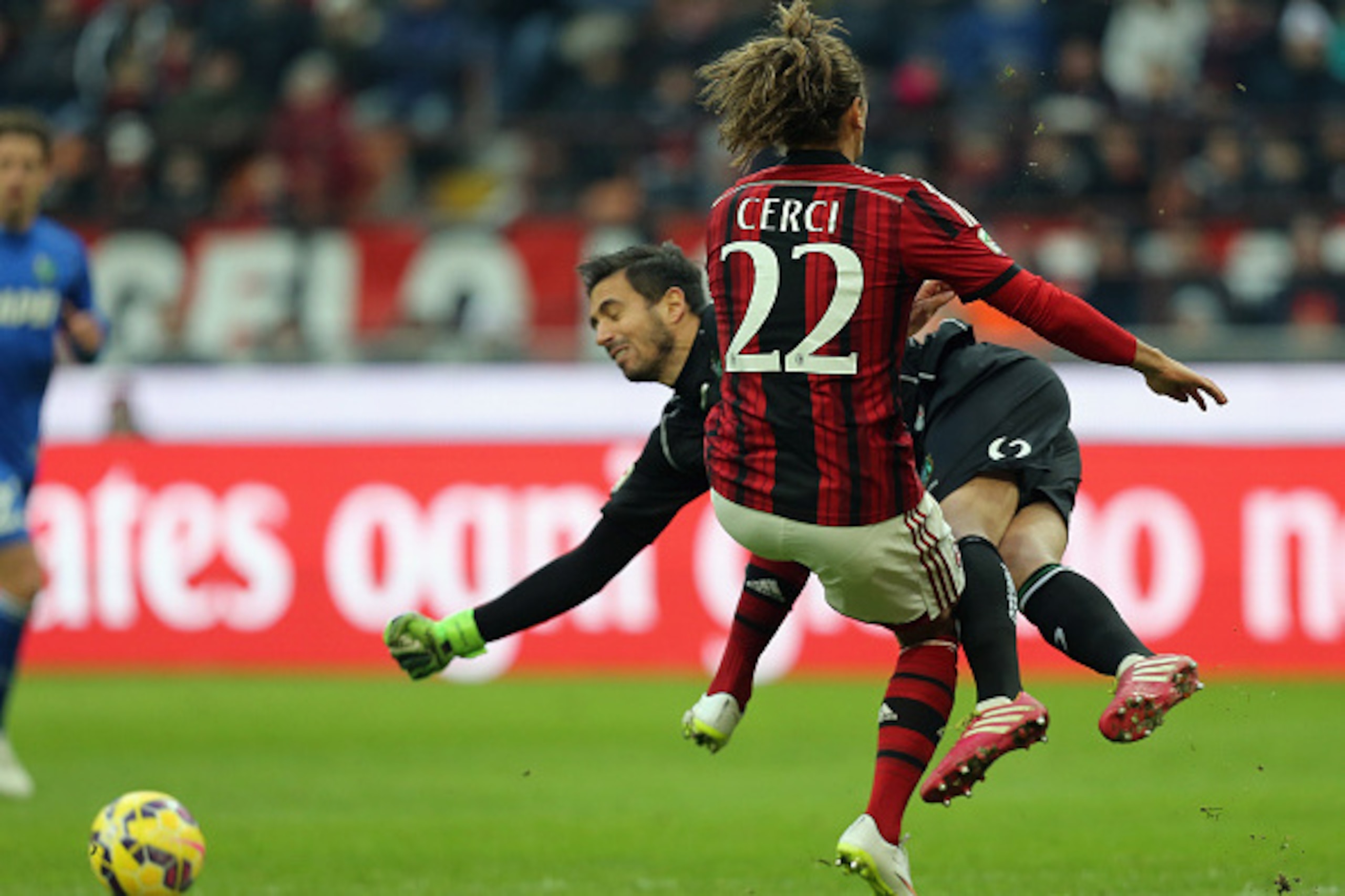 MILAN, ITALY - JANUARY 06:  Alessio Cerci of Milan competes for the ball with Andrea Consigli of Sassuolo during the Serie A match between AC Milan and US Sassuolo Calcio at Stadio Giuseppe Meazza on January 6, 2015 in Milan, Italy.  (Photo by Maurizio La