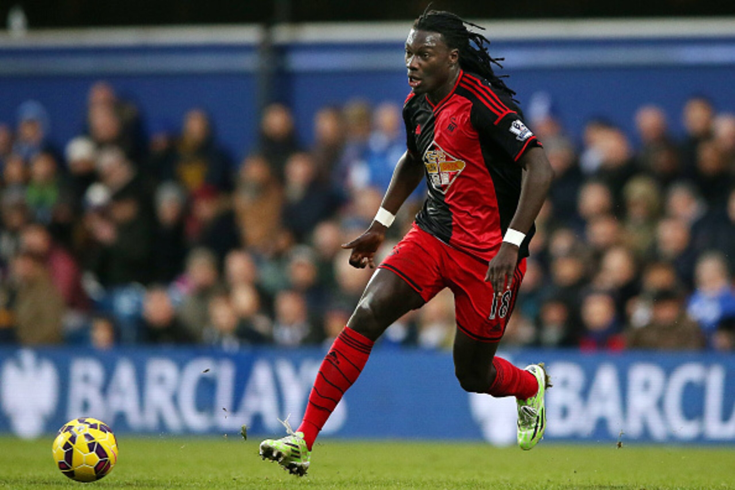 LONDON, ENGLAND - JANUARY 01:  Bafetimbi Gomis of Swansea during the Barclays Premier League match between Queens Park Rangers and Swansea City at Loftus Road on January 1, 2015 in London, England.  (Photo by Scott Heavey/Getty Images)