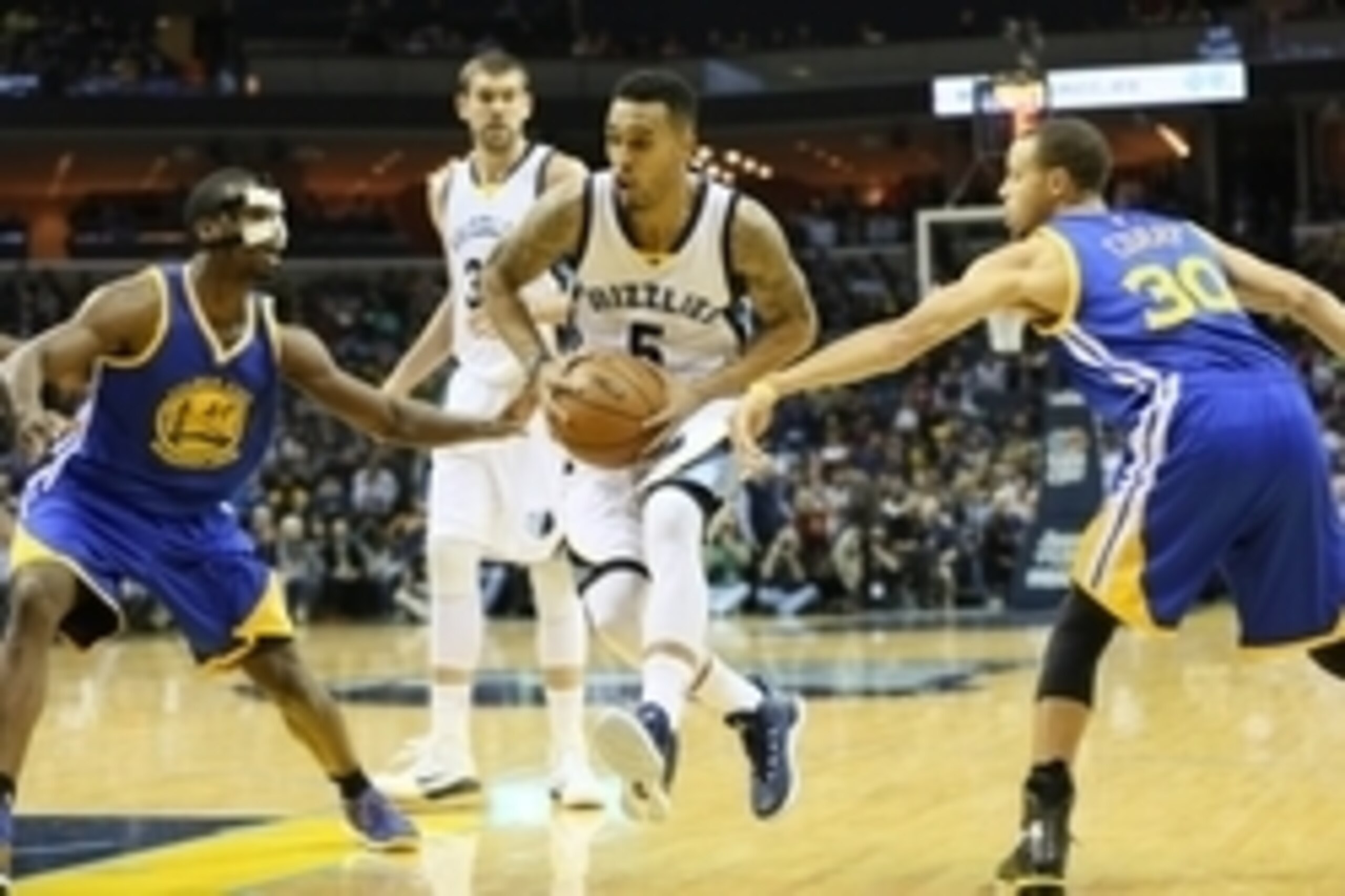 Dec 16, 2014; Memphis, TN, USA; Memphis Grizzlies guard Courtney Lee (5) drives between Golden State Warriors forward Harrison Barnes (40) and guard Stephen Curry (30) during the first quarter at FedExForum. Mandatory Credit: Nelson Chenault-USA TODAY Spo