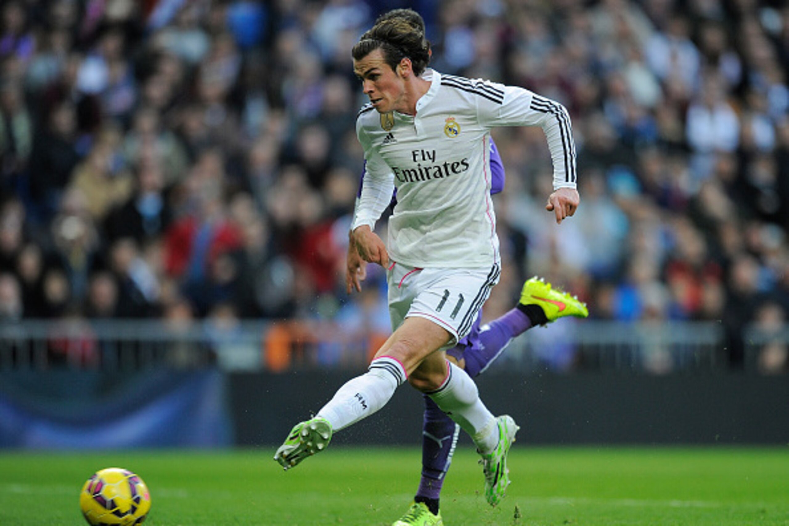 MADRID, SPAIN - JANUARY 10:  Gareth Bale of Real Madrid shoots at goal during the La Liga match between Real Madrid CF and RCD Espanyol at Estadio Santiago Bernabeu on January 10, 2015 in Madrid, Spain.  (Photo by Denis Doyle/Getty Images)