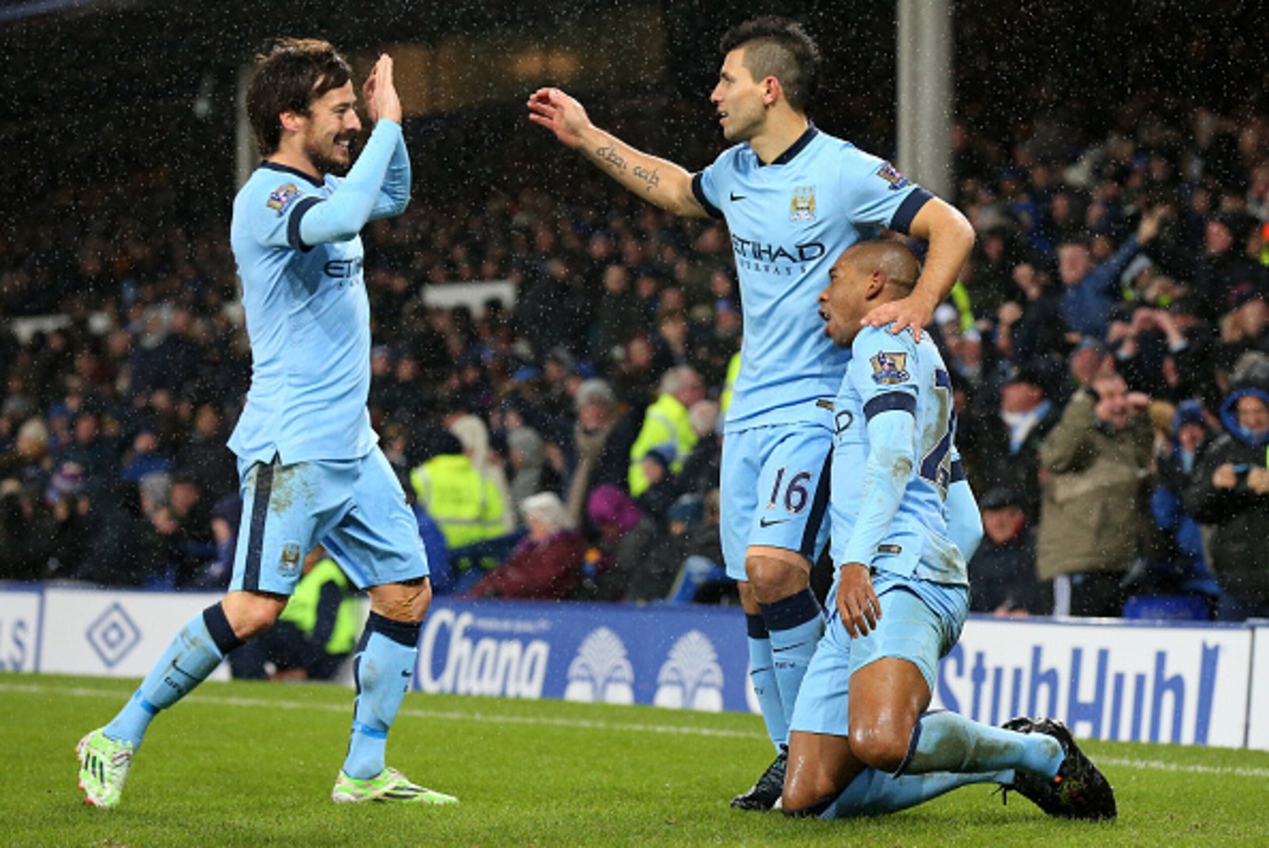 LIVERPOOL, ENGLAND - JANUARY 10:  Fernandinho of Manchester City celebrates with teammates David Silva and Sergio Aguero after scoring the opening goal during the Barclays Premier League match between Everton and Manchester City at Goodison Park on Januar