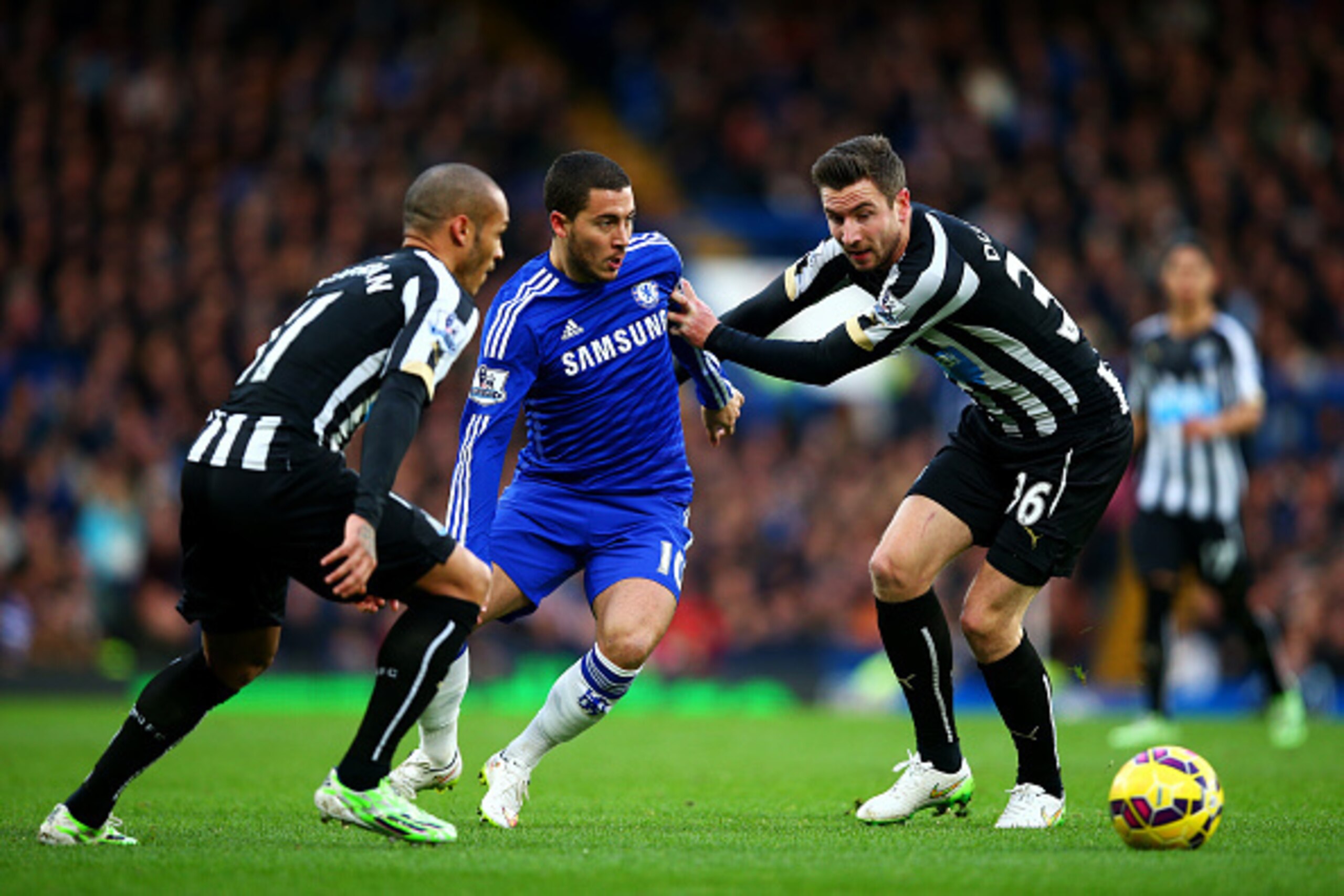 LONDON, ENGLAND - JANUARY 10:  Eden Hazard of Chelsea battles for the ball with Paul Dummett of Newcastle United during the Barclays Premier League match between Chelsea and Newcastle United at Stamford Bridge on January 10, 2015 in London, England.  (Pho