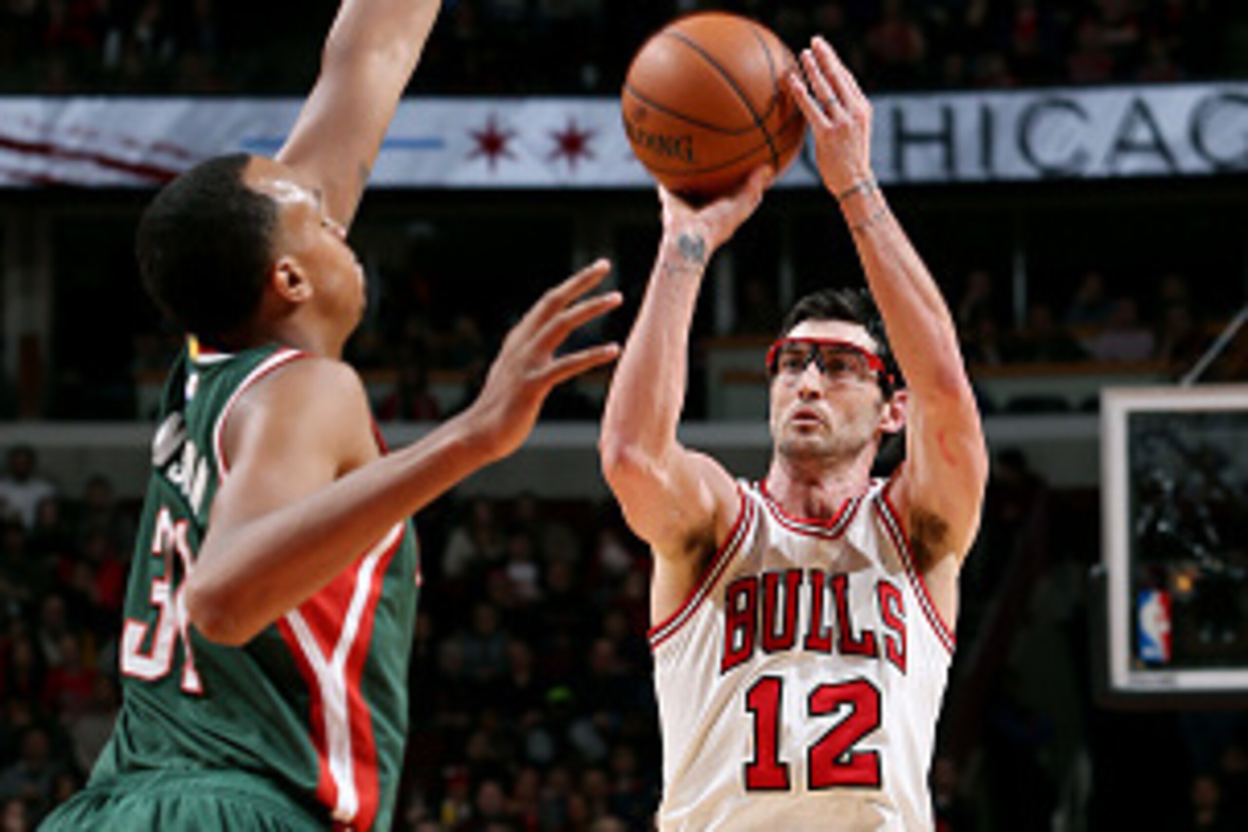 CHICAGO, IL - JANUARY 10: Kirk Hinrich #12 of the Chicago Bulls shoots against the Milwaukee Bucks on January 10, 2015 at the United Center in Chicago, Illinois. NOTE TO USER: User expressly acknowledges and agrees that, by downloading and or using this P