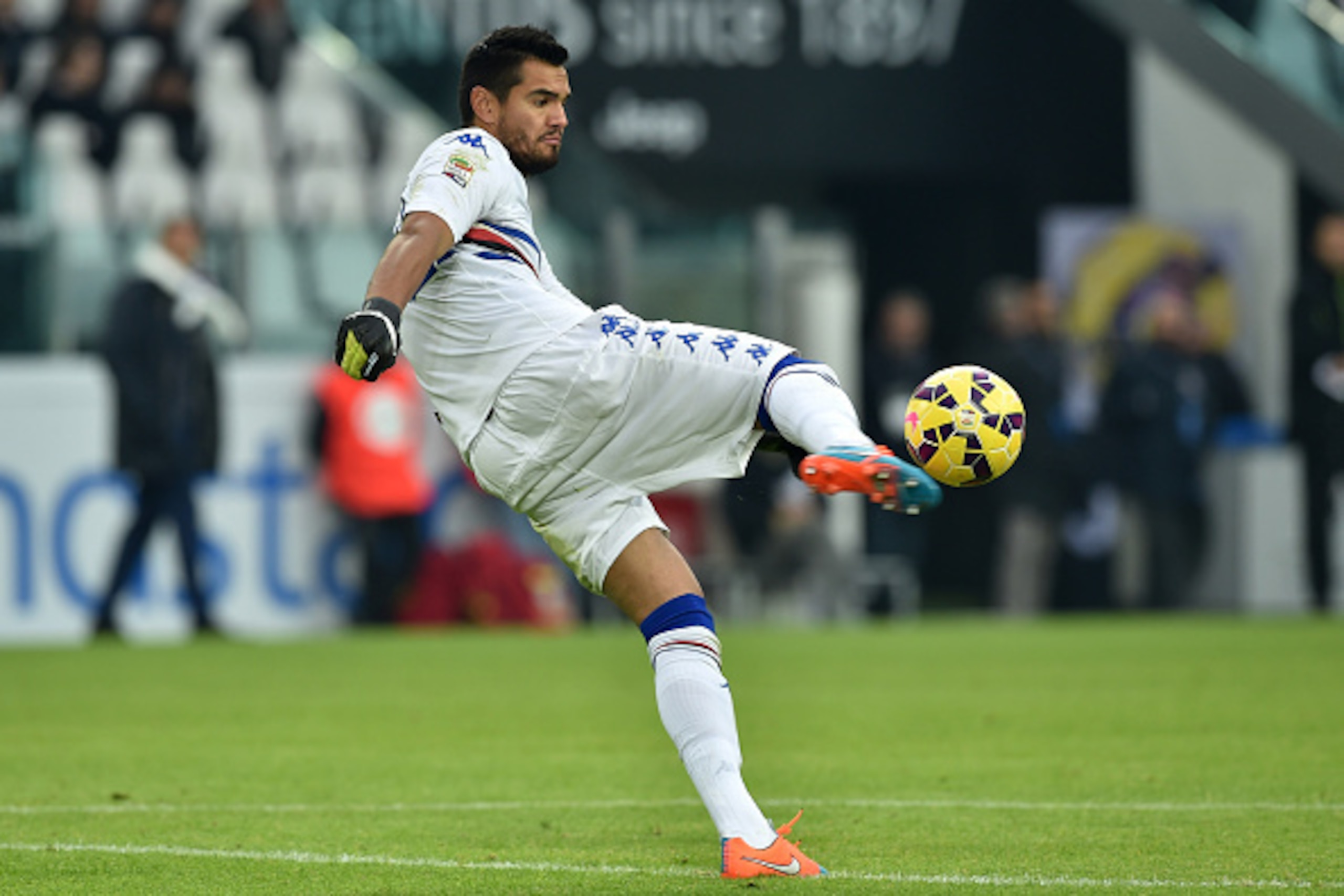 TURIN, ITALY - DECEMBER 14: Sergio German Romero of UC Sampdoria throws the ball during the Serie A match between Juventus FC and UC Sampdoria at Juventus Arena on December 14, 2014 in Turin, Italy. (Photo by Valerio Pennicino/Getty Images) TURIN, ITALY - DECEMBER 14: Sergio German Romero of UC Sampdoria throws the ball during the Serie A match between Juventus FC and UC Sampdoria at Juventus Arena on December 14, 2014 in Turin, Italy. (Photo by Valerio Pennicino/Getty Images)
