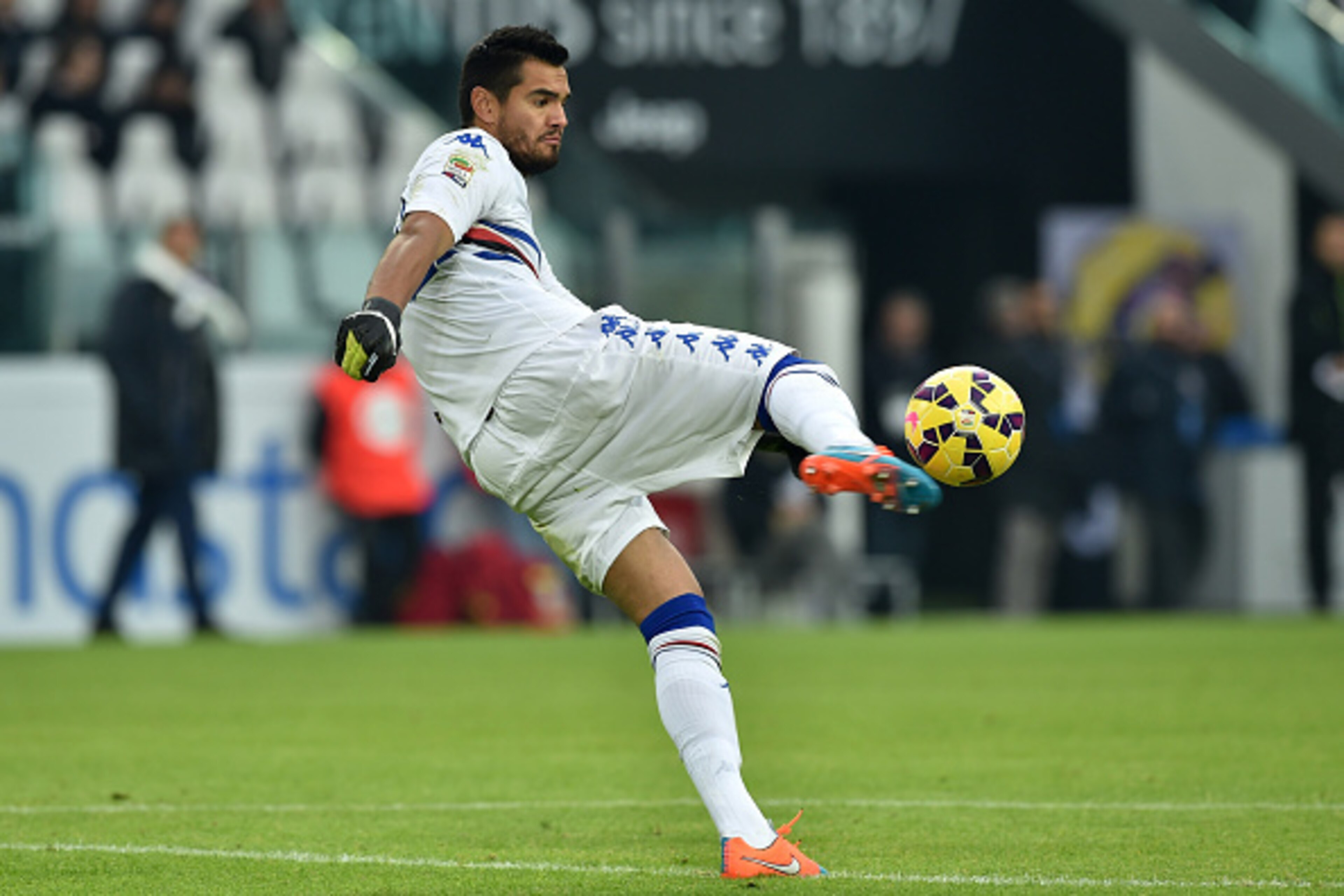 TURIN, ITALY - DECEMBER 14:  Sergio German Romero of UC Sampdoria throws the ball during the Serie A match between Juventus FC and UC Sampdoria at Juventus Arena on December 14, 2014 in Turin, Italy.  (Photo by Valerio Pennicino/Getty Images)