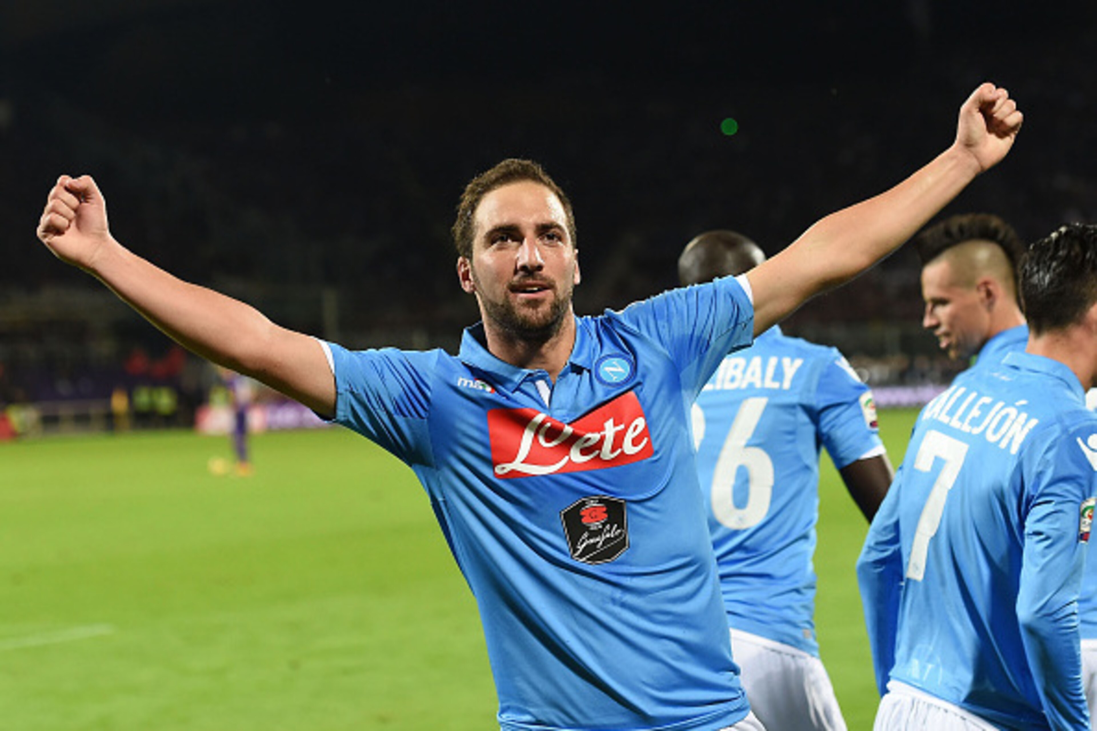 FLORENCE, ITALY - NOVEMBER 09:  Gonzalo Higuain of Napoli celebrates after scoring the opening goal during the Serie A match between ACF Fiorentina and SSC Napoli at Stadio Artemio Franchi on November 9, 2014 in Florence, Italy.  (Photo by Giuseppe Bellin