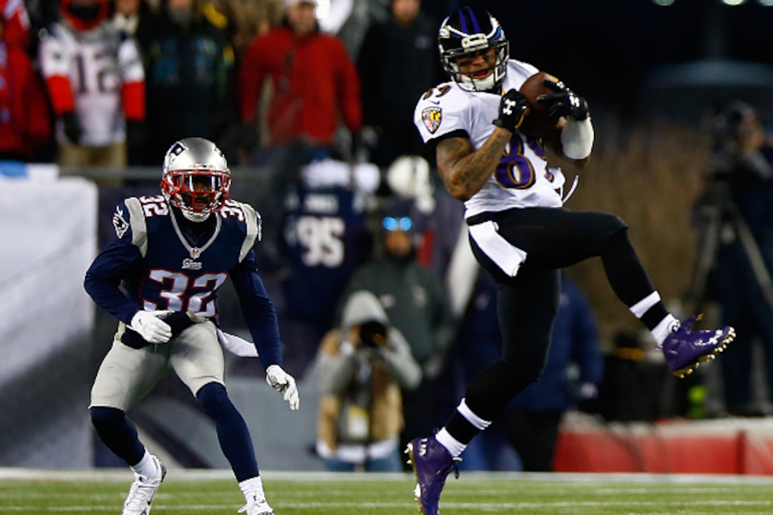 FOXBORO, MA - JANUARY 10:  Steve Smith #89 of the Baltimore Ravens makes a catch in the first quarter against  Devin McCourty #32 of the New England Patriots during the 2014 AFC Divisional Playoffs game at Gillette Stadium on January 10, 2015 in Foxboro, 