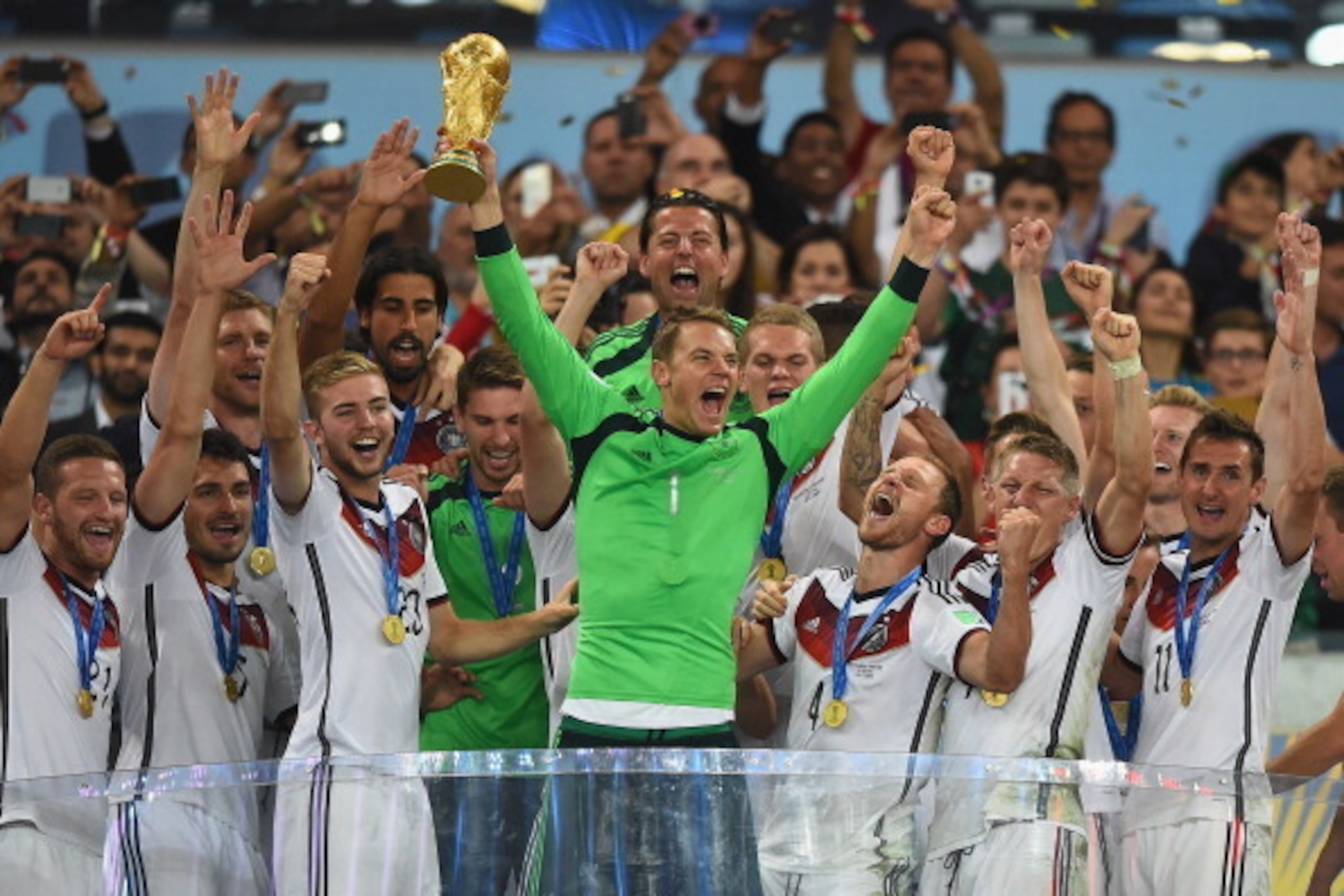 RIO DE JANEIRO, BRAZIL - JULY 13:  Manuel Neuer of Germany lifts the World Cup trophy with his team after defeating Argentina 1-0 in extra time during the 2014 FIFA World Cup Brazil Final match between Germany and Argentinaat Maracana on July 13, 2014 in 