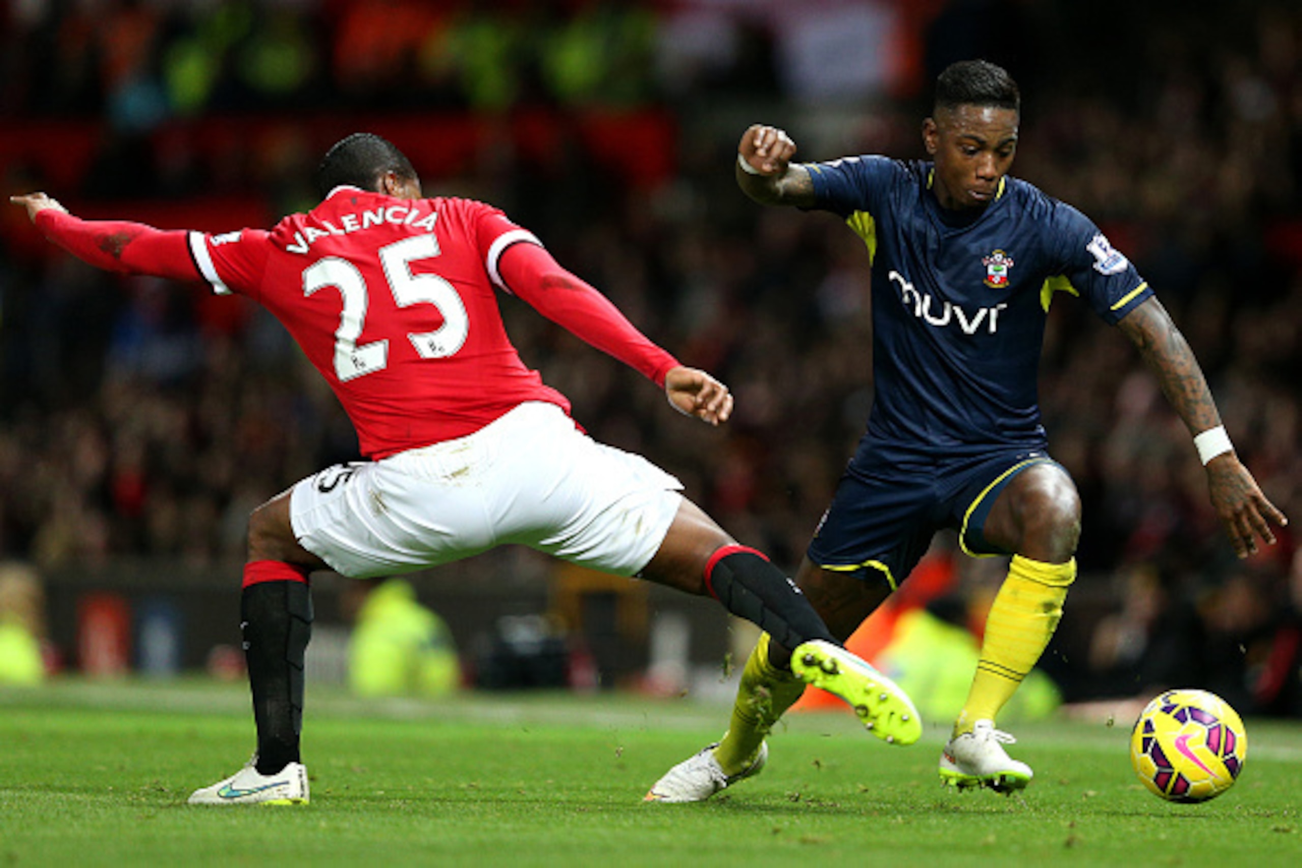 MANCHESTER, ENGLAND - JANUARY 11:  Eljero Elia of Southampton battles for the ball with Luis Antonio Valencia of Manchester United during the Barclays Premier League match between Manchester United and Southampton at Old Trafford on January 11, 2015 in Ma