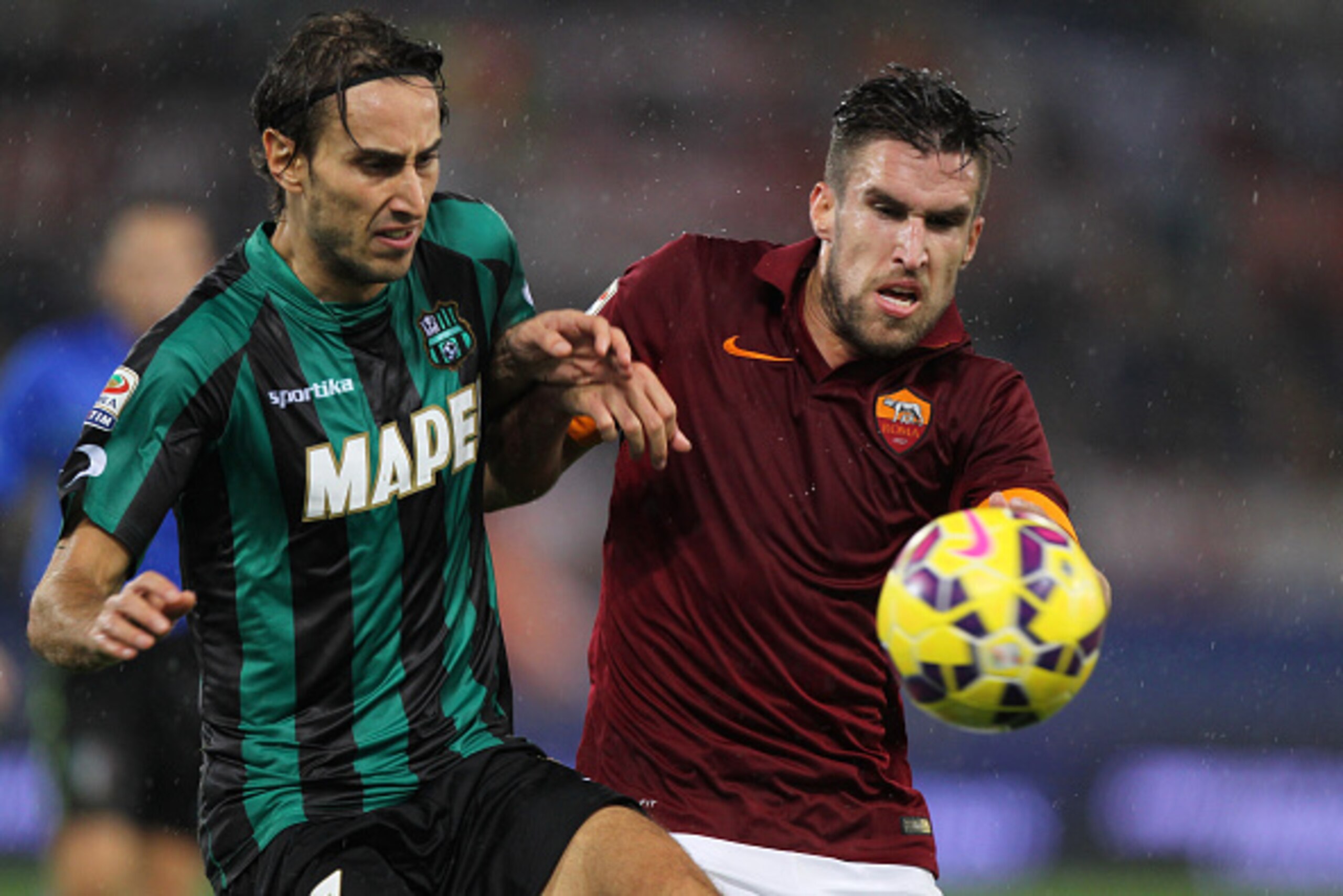 ROME, ITALY - DECEMBER 06: Kevin Strootman (R) of AS Roma competes for the ball with Simone Missiroli of US Sassuolo Calcio during the Serie A match between AS Roma and US Sassuolo Calcio at Stadio Olimpico on December 6, 2014 in Rome, Italy. (Photo by ROME, ITALY - DECEMBER 06: Kevin Strootman (R) of AS Roma competes for the ball with Simone Missiroli of US Sassuolo Calcio during the Serie A match between AS Roma and US Sassuolo Calcio at Stadio Olimpico on December 6, 2014 in Rome, Italy. (Photo by