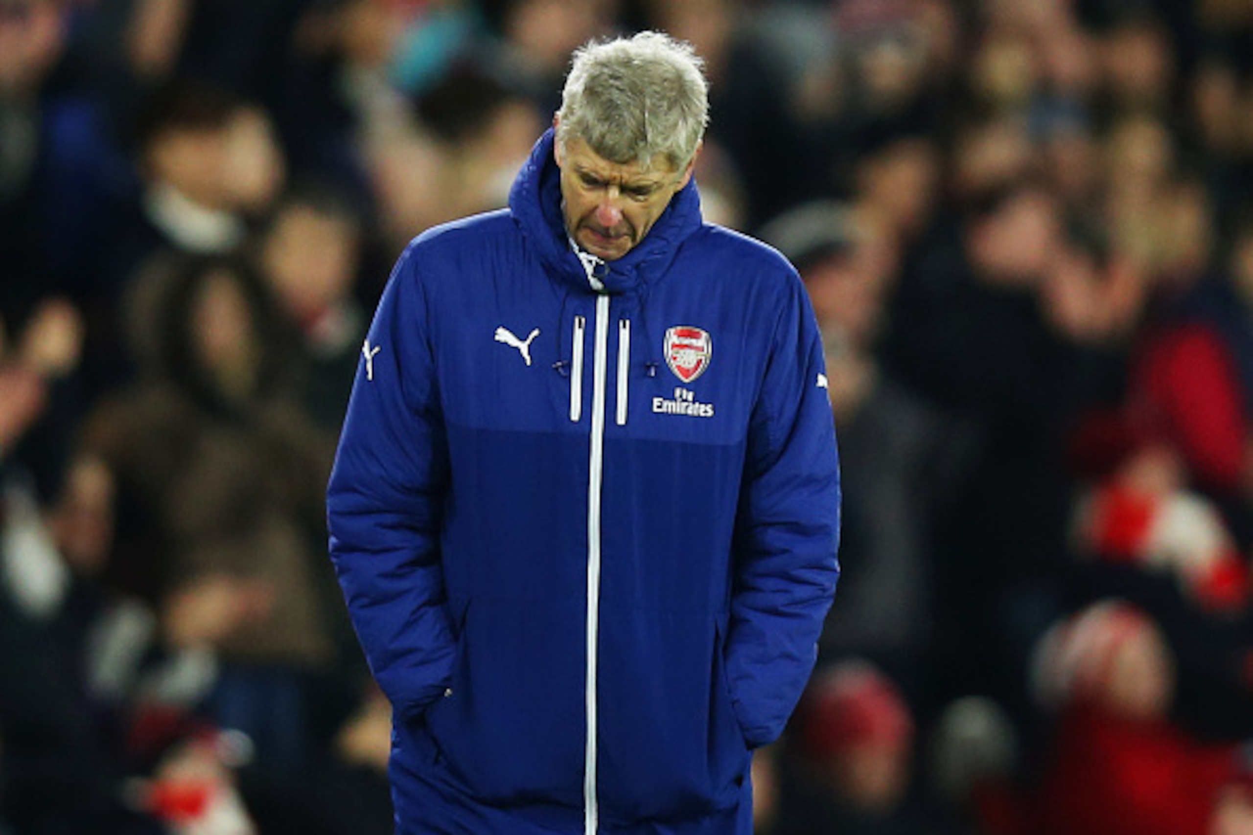SOUTHAMPTON, ENGLAND - JANUARY 01:  Arsene Wenger manager of Arsenal looks despondent during the Barclays Premier League match between Southampton and Arsenal at St Mary's Stadium on January 1, 2015 in Southampton, England.  (Photo by Bryn Lennon/Getty Im