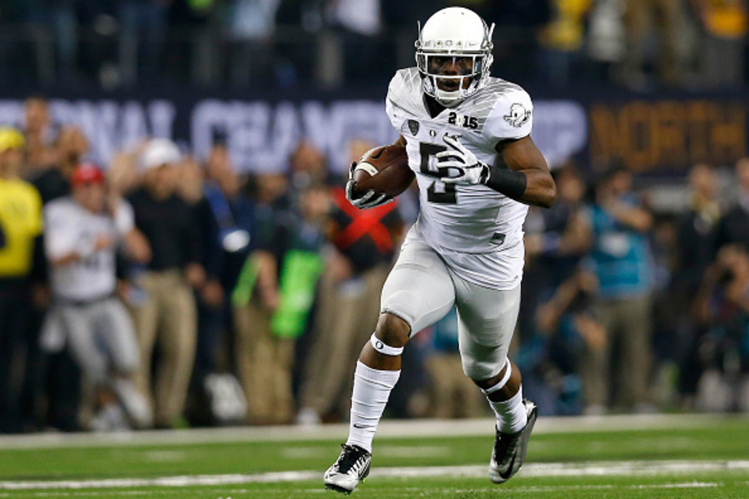 ARLINGTON, TX - JANUARY 12:  Running back Byron Marshall #9 of the Oregon Ducks scores runs the ball 70 yards after a catch to score a touchdown in the third quarter against the Ohio State Buckeyes during the College Football Playoff National Championship