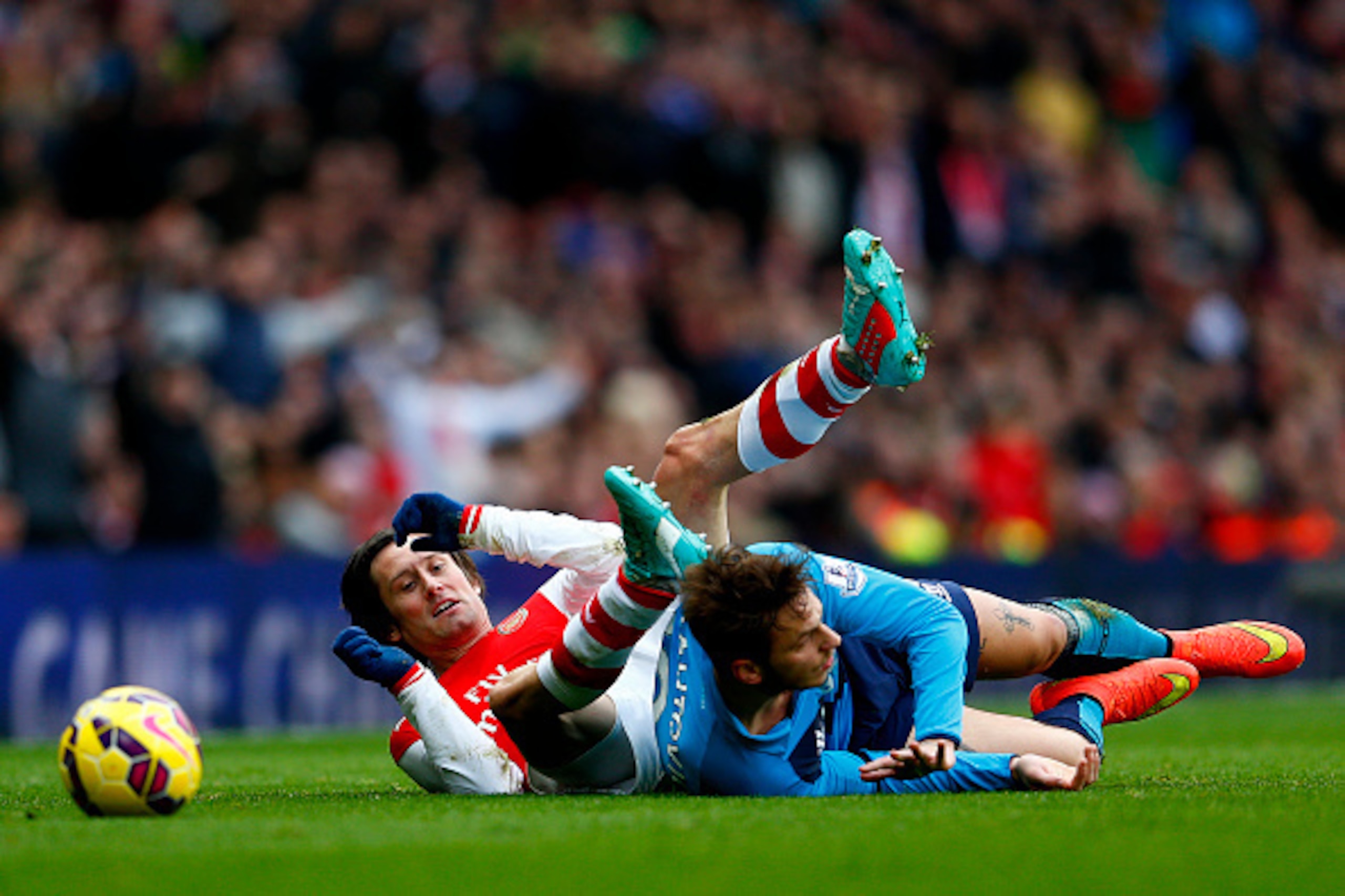 LONDON, ENGLAND - JANUARY 11:  Tomas Rosicky of Arsenal battles for the ball with Marko Arnautovic of Stoke City during the Barclays Premier League match between Arsenal and Stoke City at Emirates Stadium on January 11, 2015 in London, England.  (Photo by