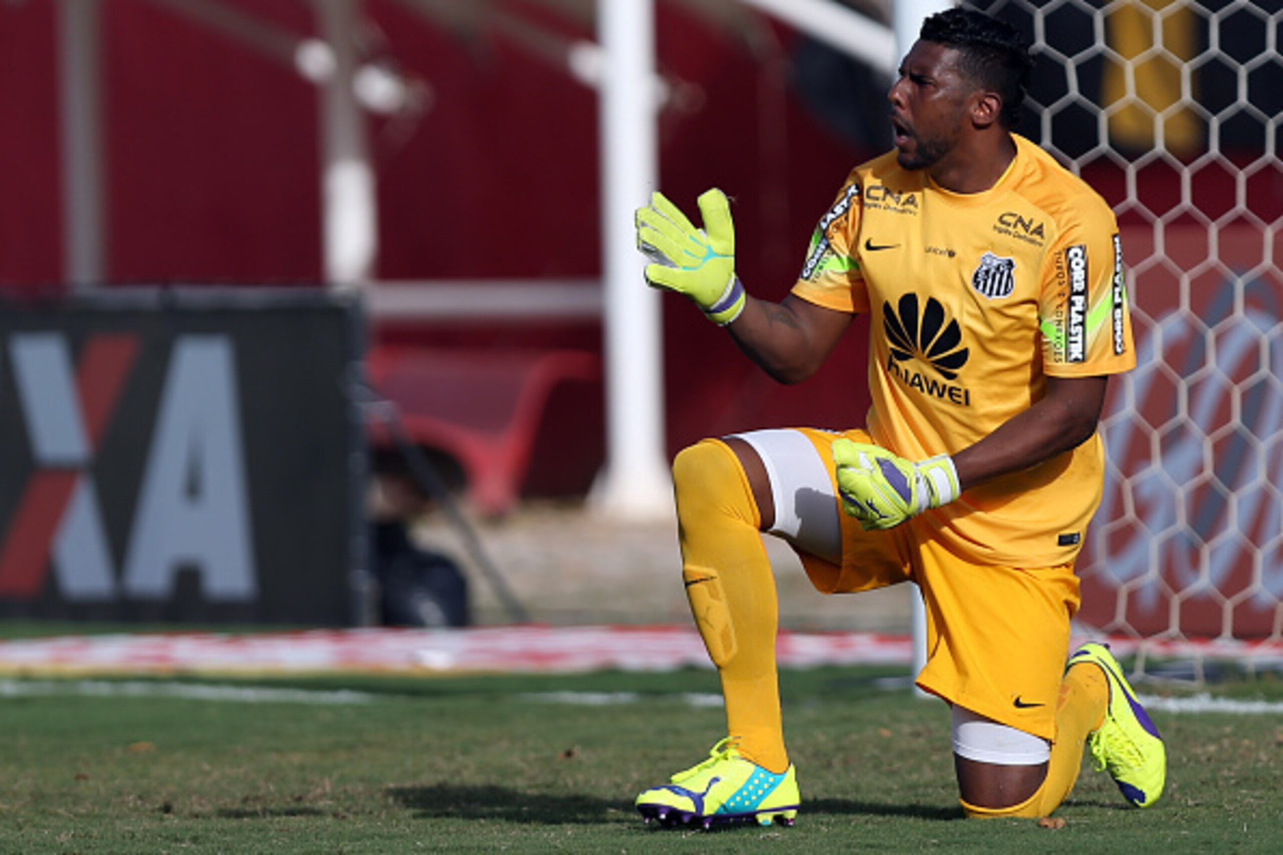 SALVADOR, BAHIA , BRAZIL - DECEMBER 07:  Aranha of Santos in action during the match between Vitoria and Santos as part of Brasileirao Series A 2014 at Estadio Manoel Barradas on December 07, 2014  in Salvador, Bahia, Brazil. (Photo by Felipe Oliveira/Get