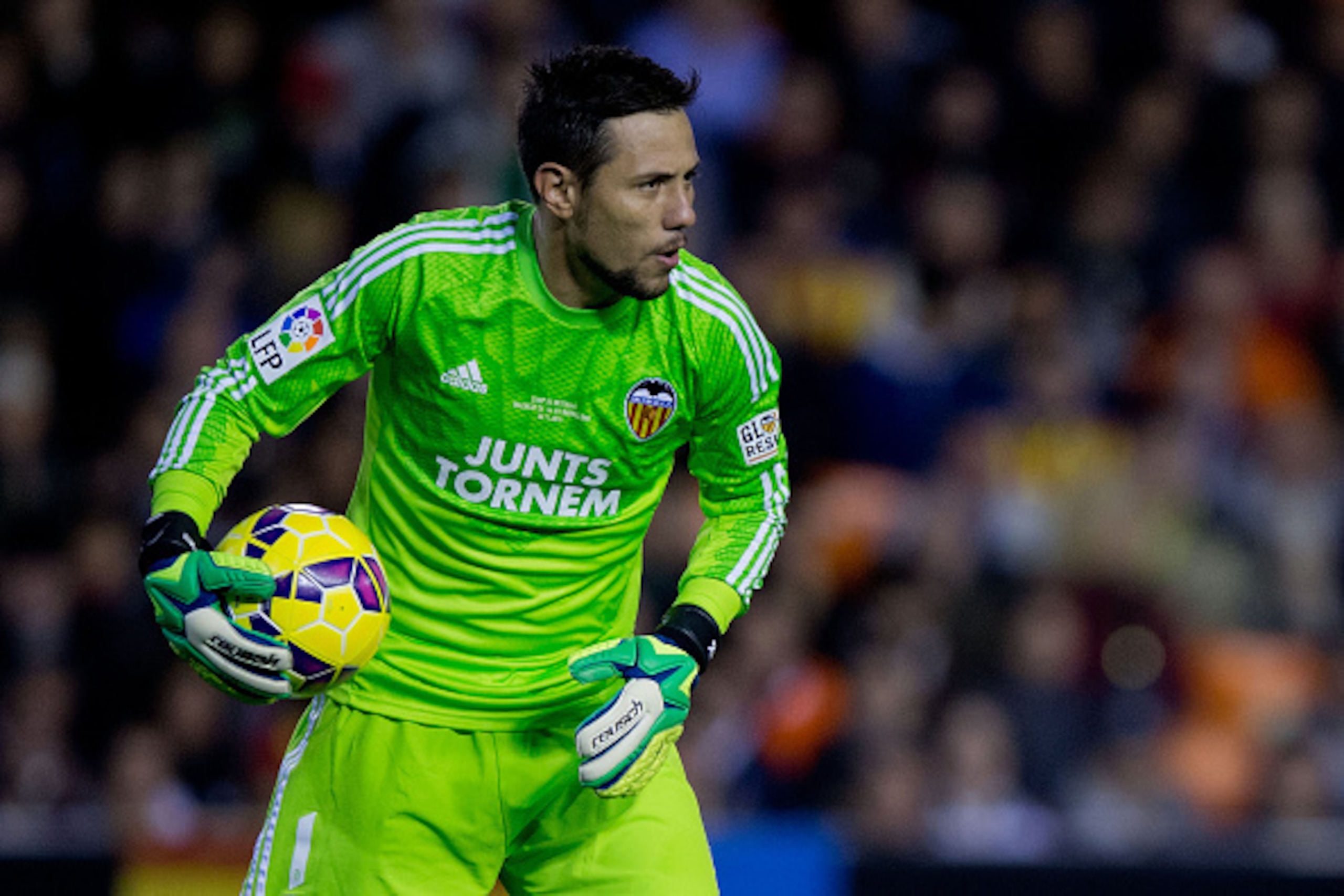 VALENCIA, SPAIN - NOVEMBER 30: Goalkeeper Diego Alves of Valencia CF hold sthe ball during the La Liga match between Valencia CF and FC Barcelona at Estadi de Mestalla on November 30, 2014 in Valencia, Spain.  (Photo by Gonzalo Arroyo Moreno/Getty Images)