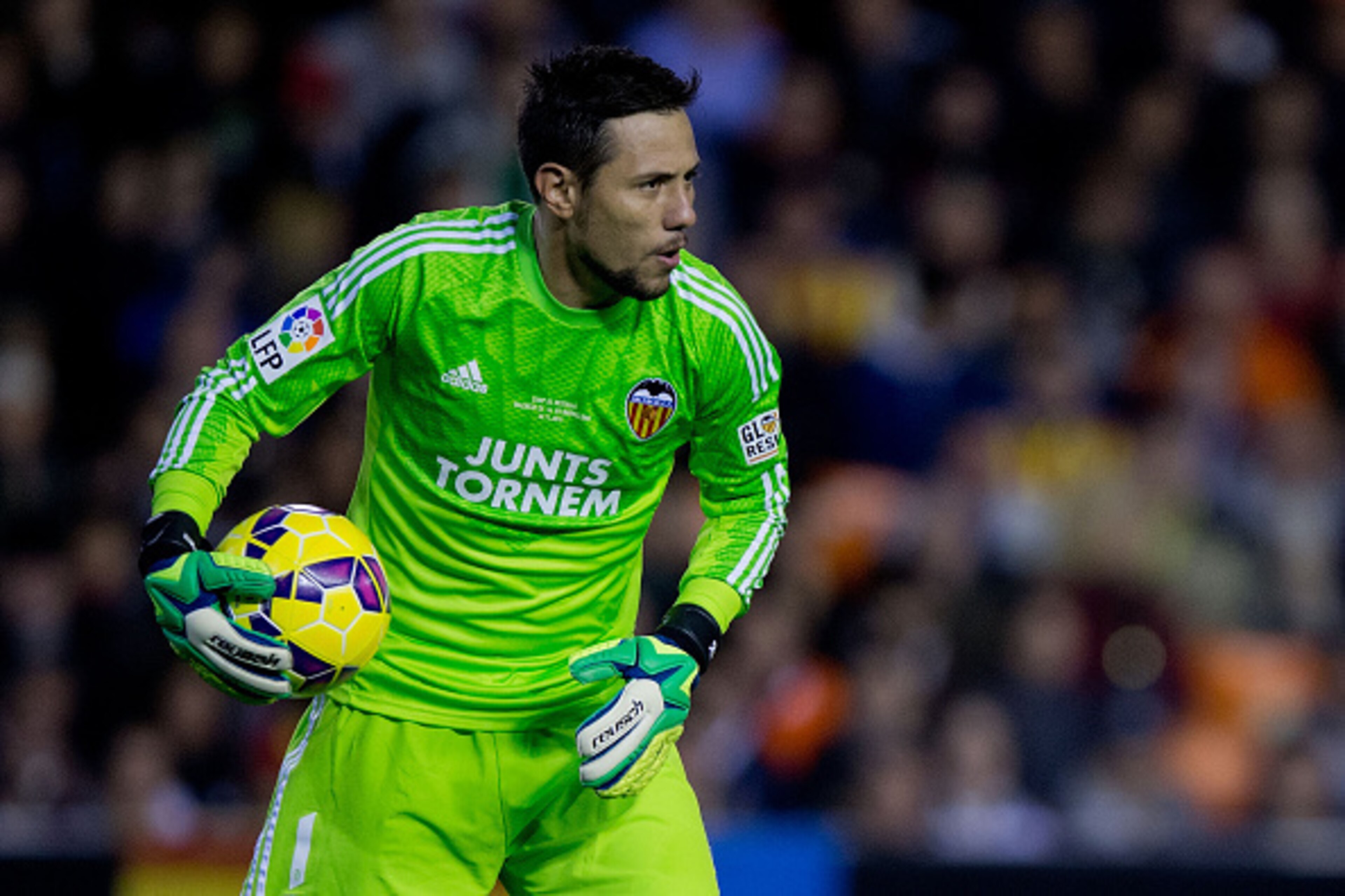 VALENCIA, SPAIN - NOVEMBER 30: Goalkeeper Diego Alves of Valencia CF hold sthe ball during the La Liga match between Valencia CF and FC Barcelona at Estadi de Mestalla on November 30, 2014 in Valencia, Spain.  (Photo by Gonzalo Arroyo Moreno/Getty Images)